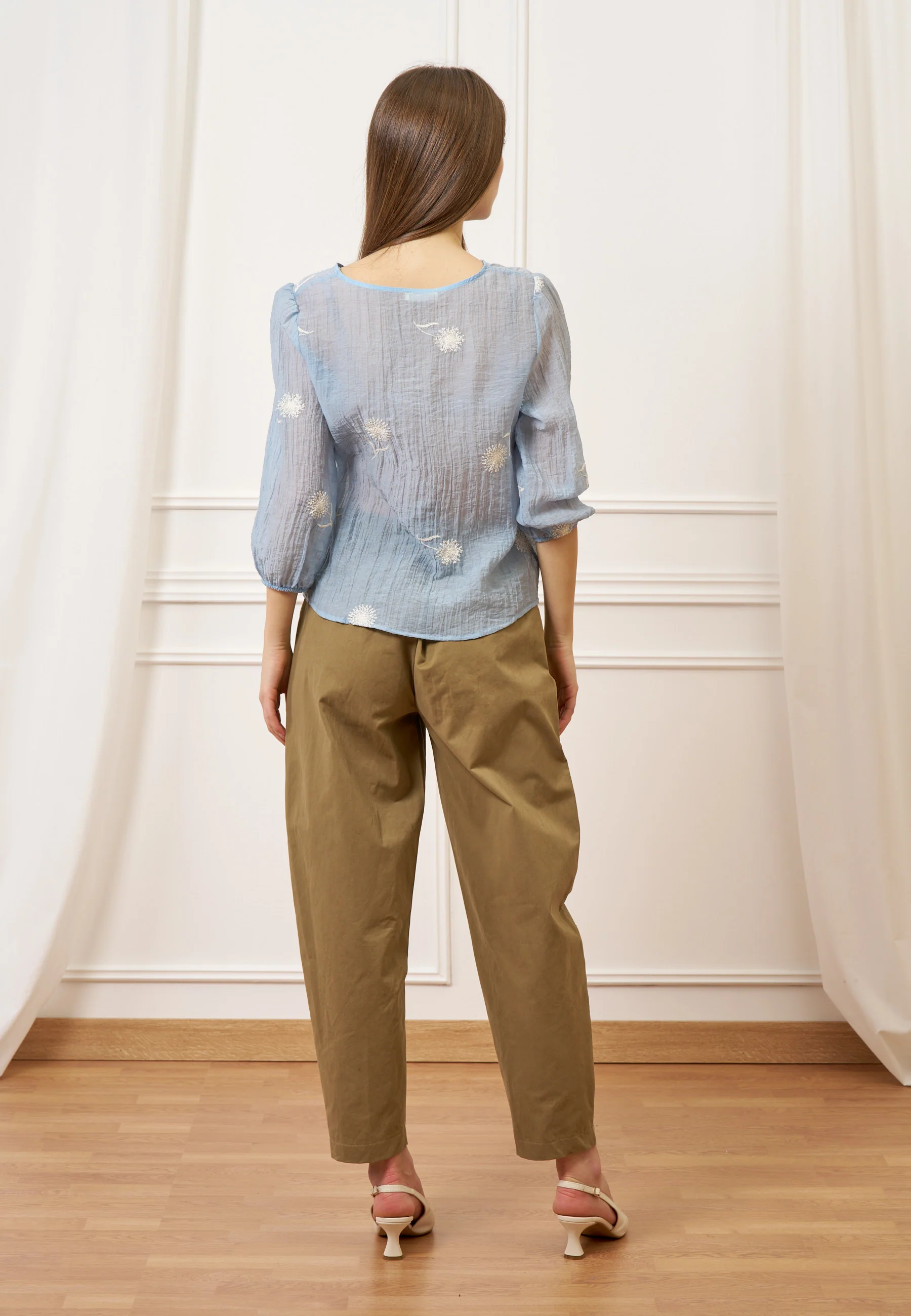 Blusa con fiori piccoli ricamati - CELESTE - Image 4