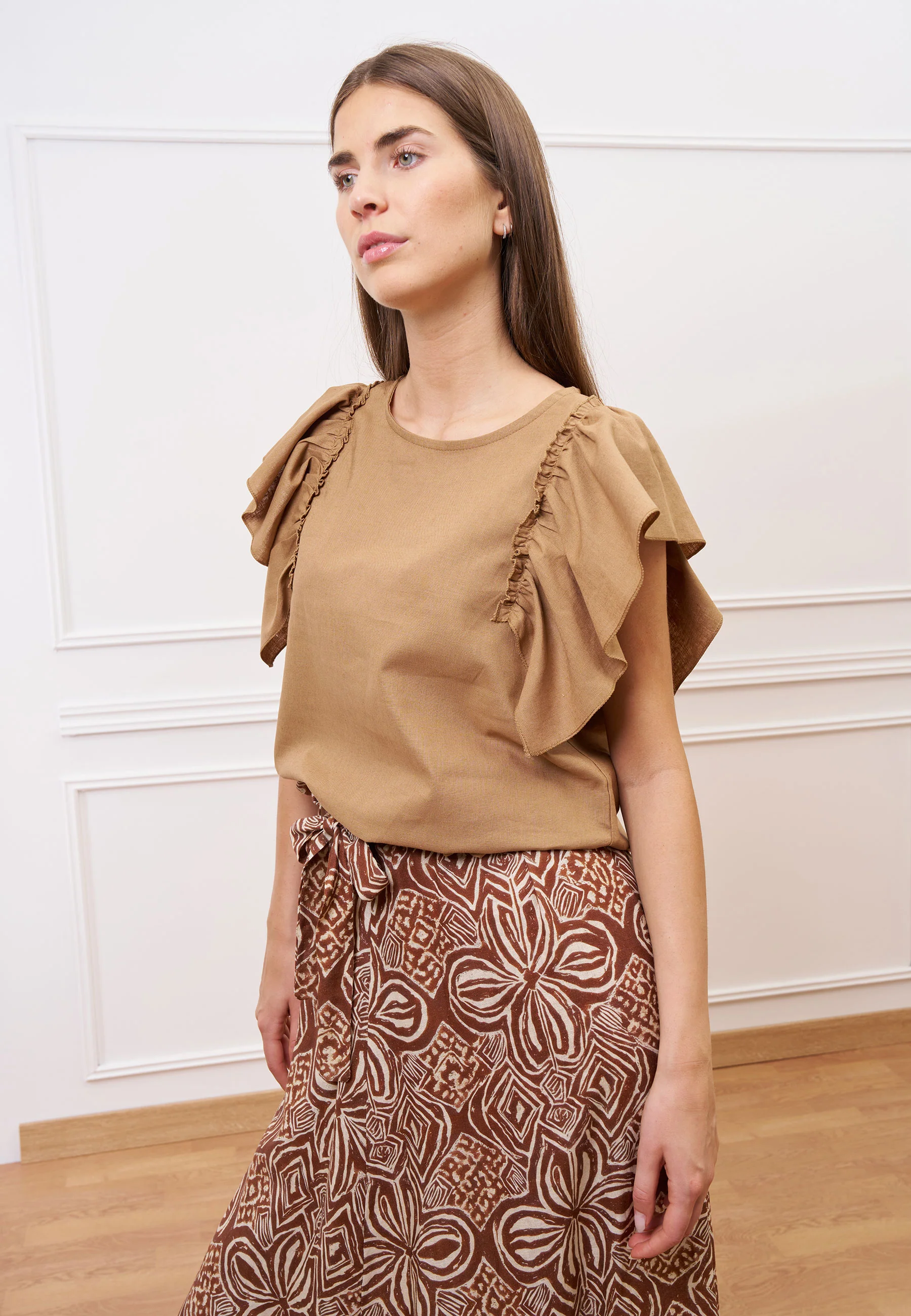 Blusa con maniche arricciate - TABACCO