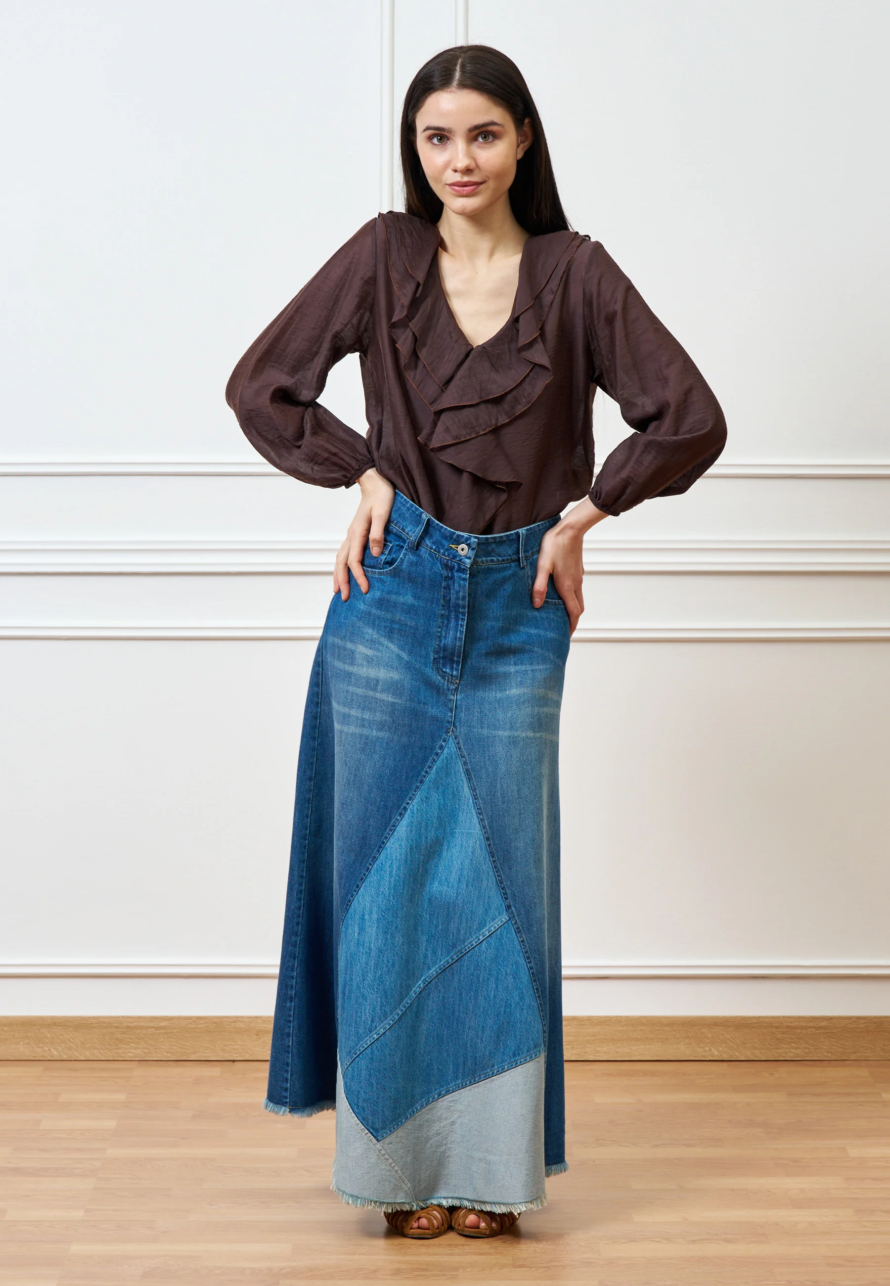 Blusa con volant frontale in mussola - MARRONE - Image 2