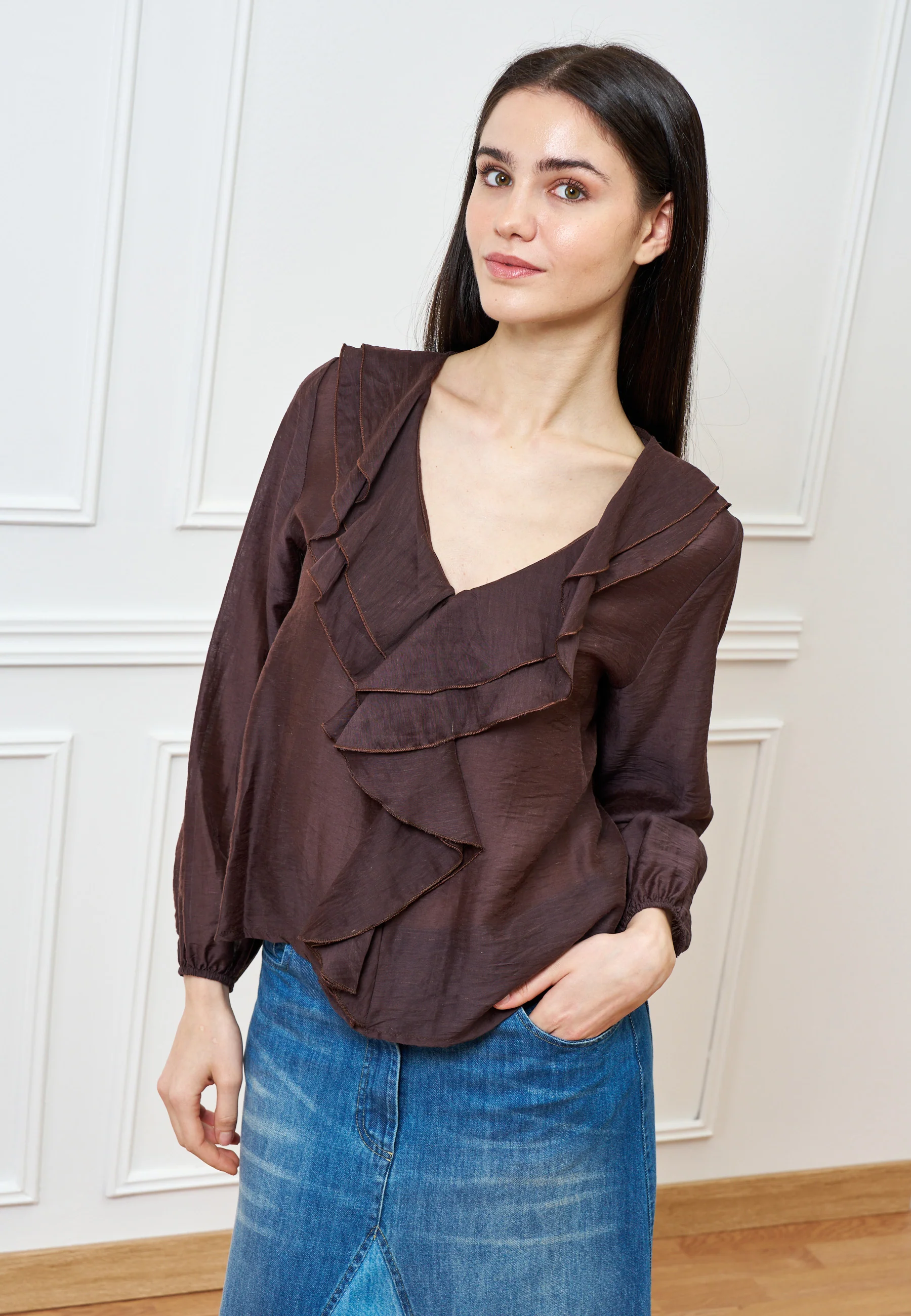 Blusa con volant frontale in mussola - MARRONE - Image 5