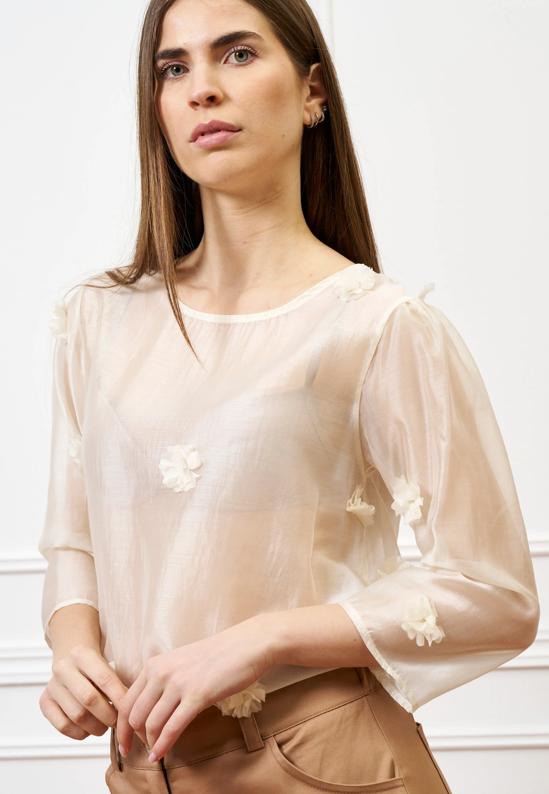 Blusa girocollo con fiori applicati - AVORIO