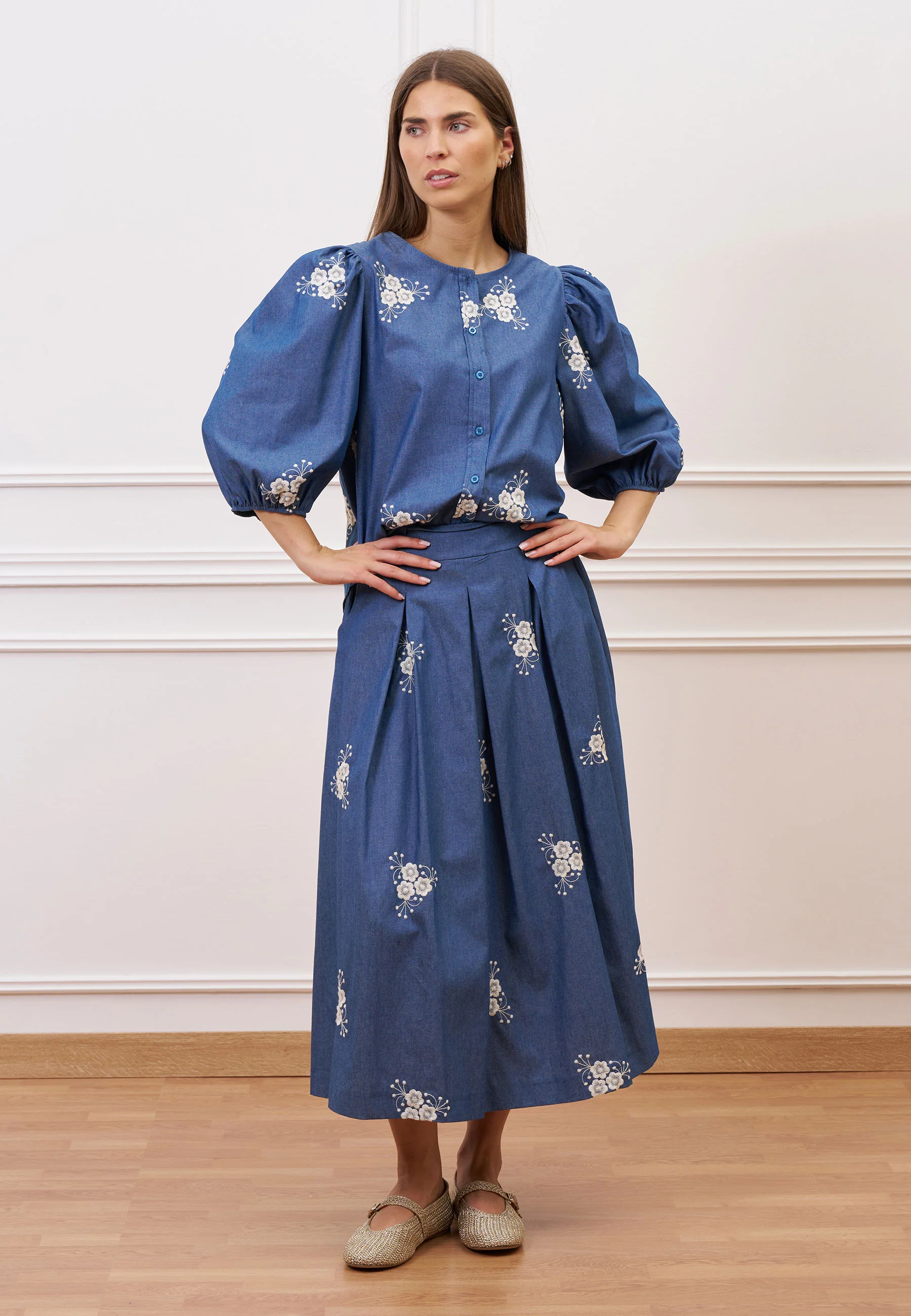 Blusa in chambray ricamato - BLU - Image 4