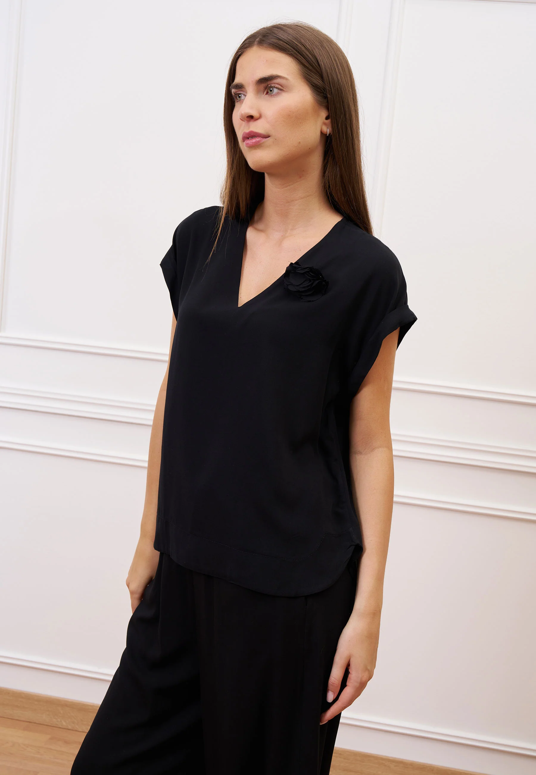 Blusa in viscosa con fiore - NERO