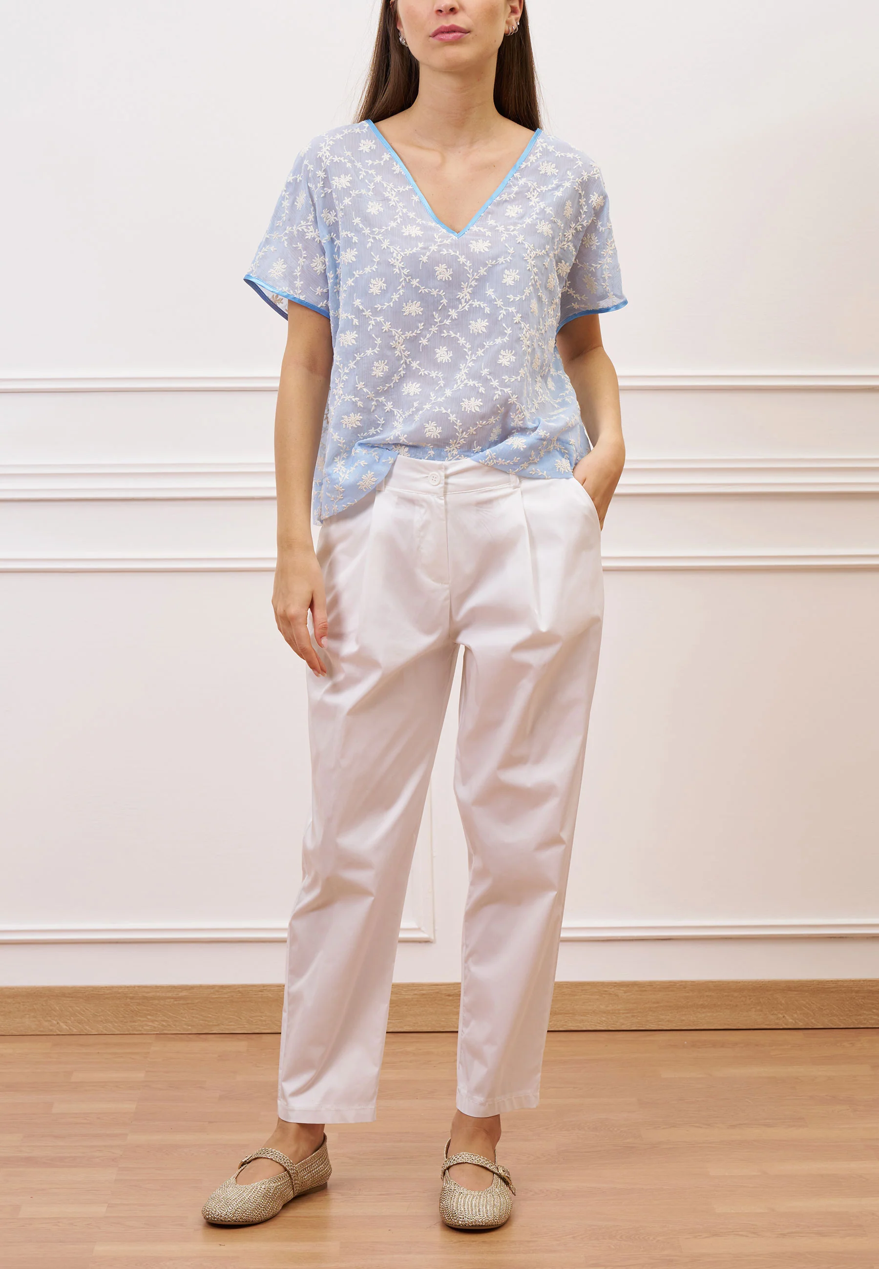 Blusa scollo a v con fiori ricamati - CELESTE - Image 2