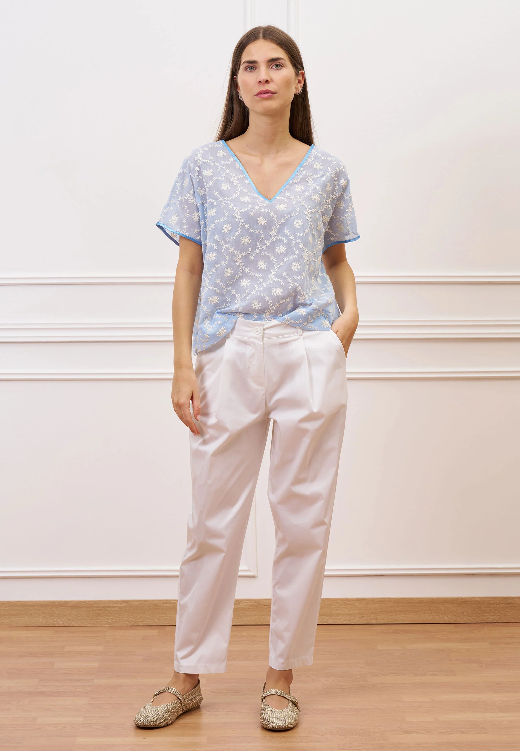 Blusa scollo a v con fiori ricamati - CELESTE - Image 3