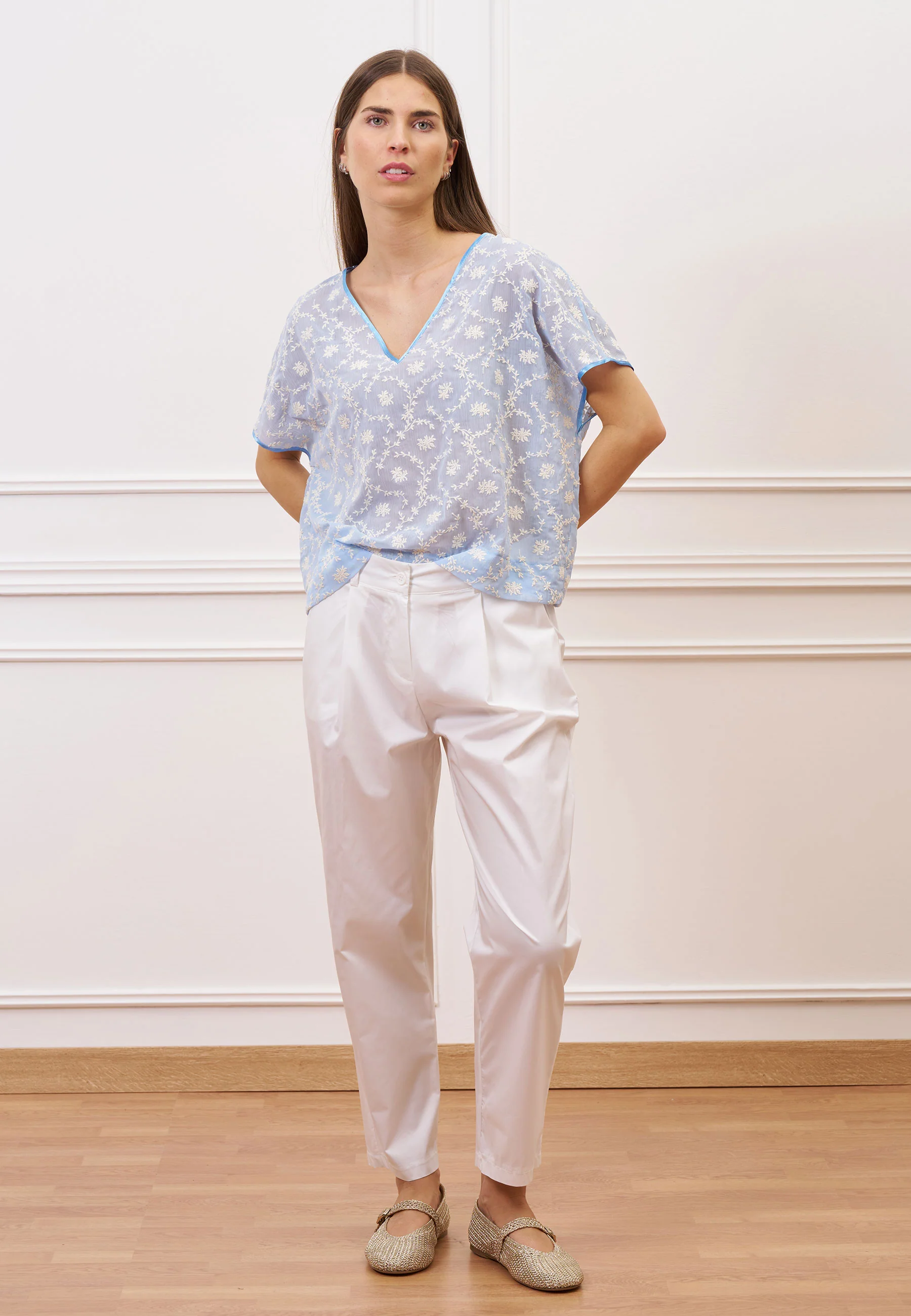 Blusa scollo a v con fiori ricamati - CELESTE - Image 4