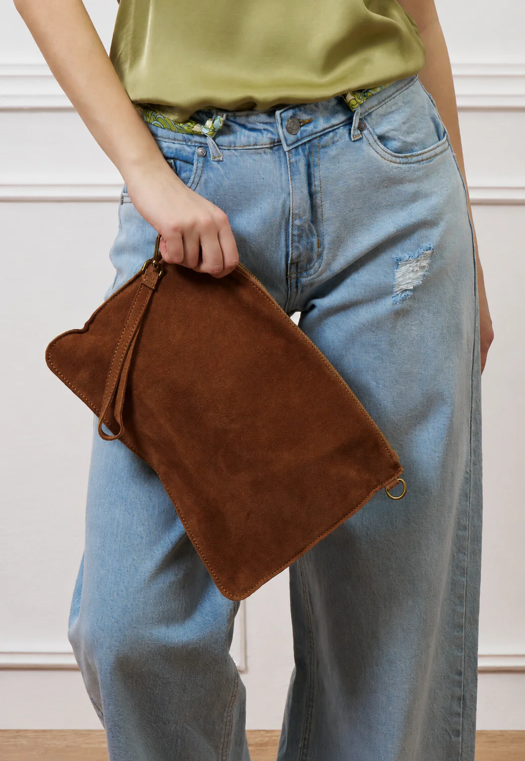 Borsa pochette in camoscio con manicotto - TABACCO