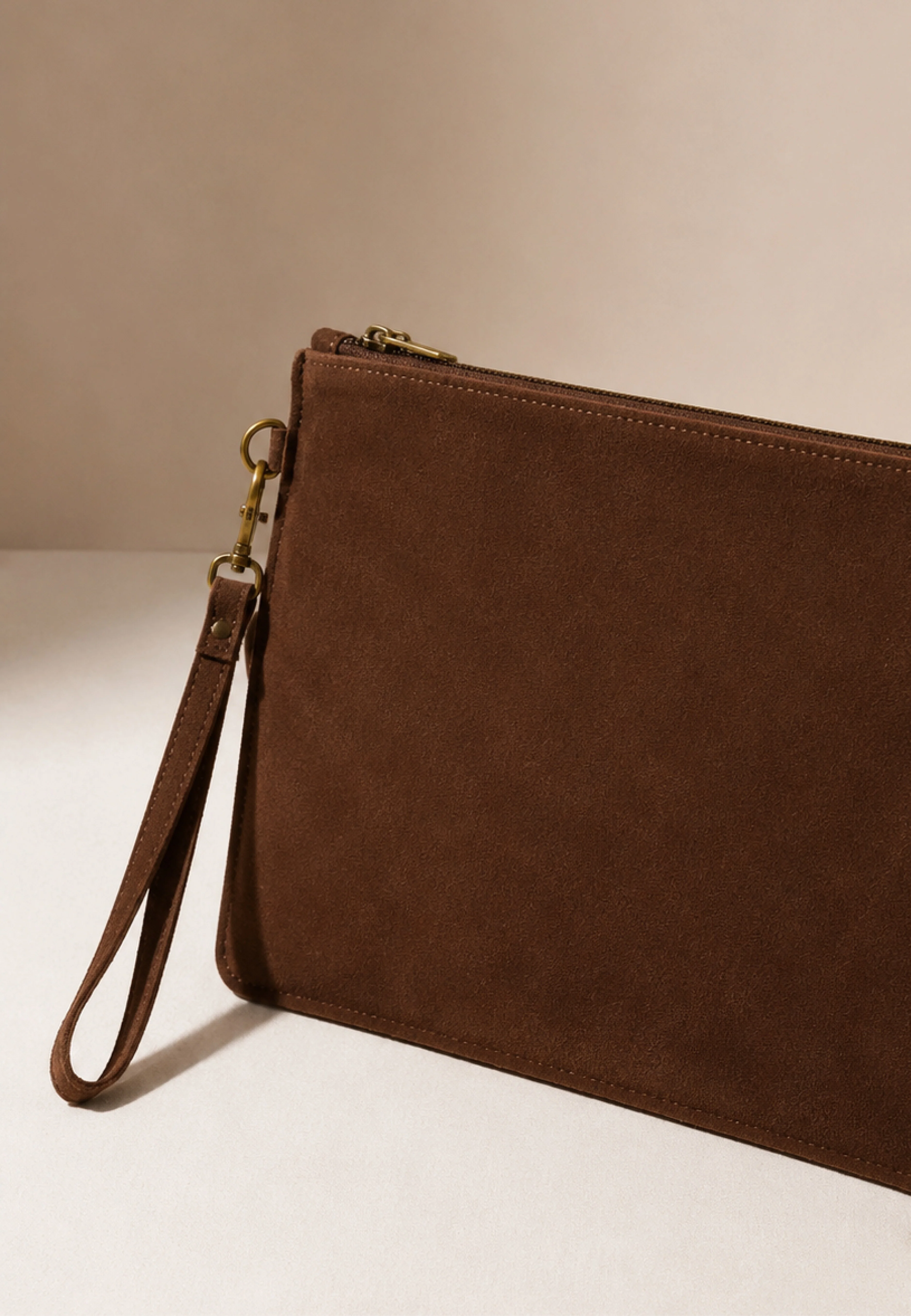 Borsa pochette in camoscio con manicotto - TABACCO - Image 2