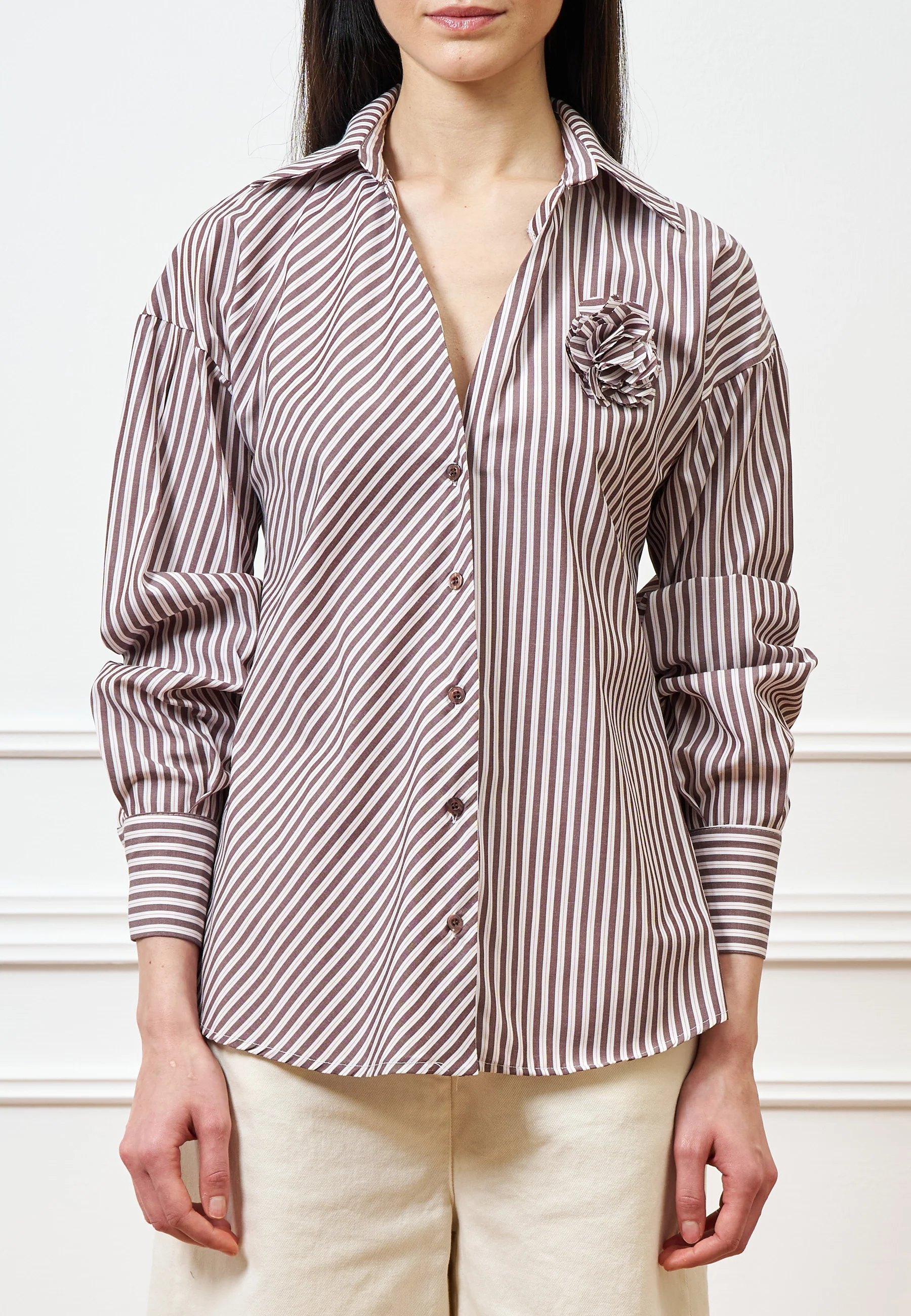 Camicia a righe con spilla - MARRONE
