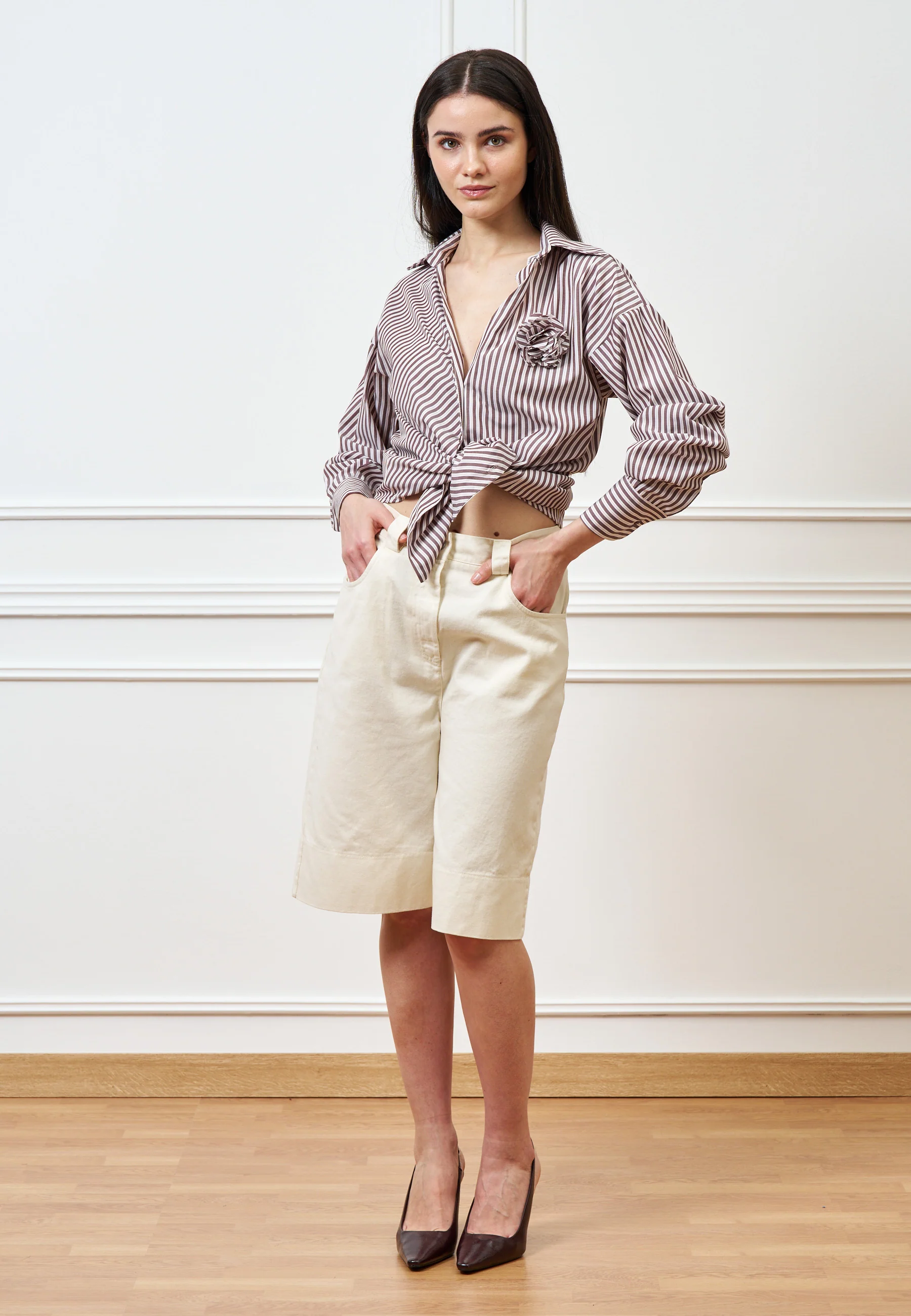 Camicia a righe con spilla - MARRONE - Image 4