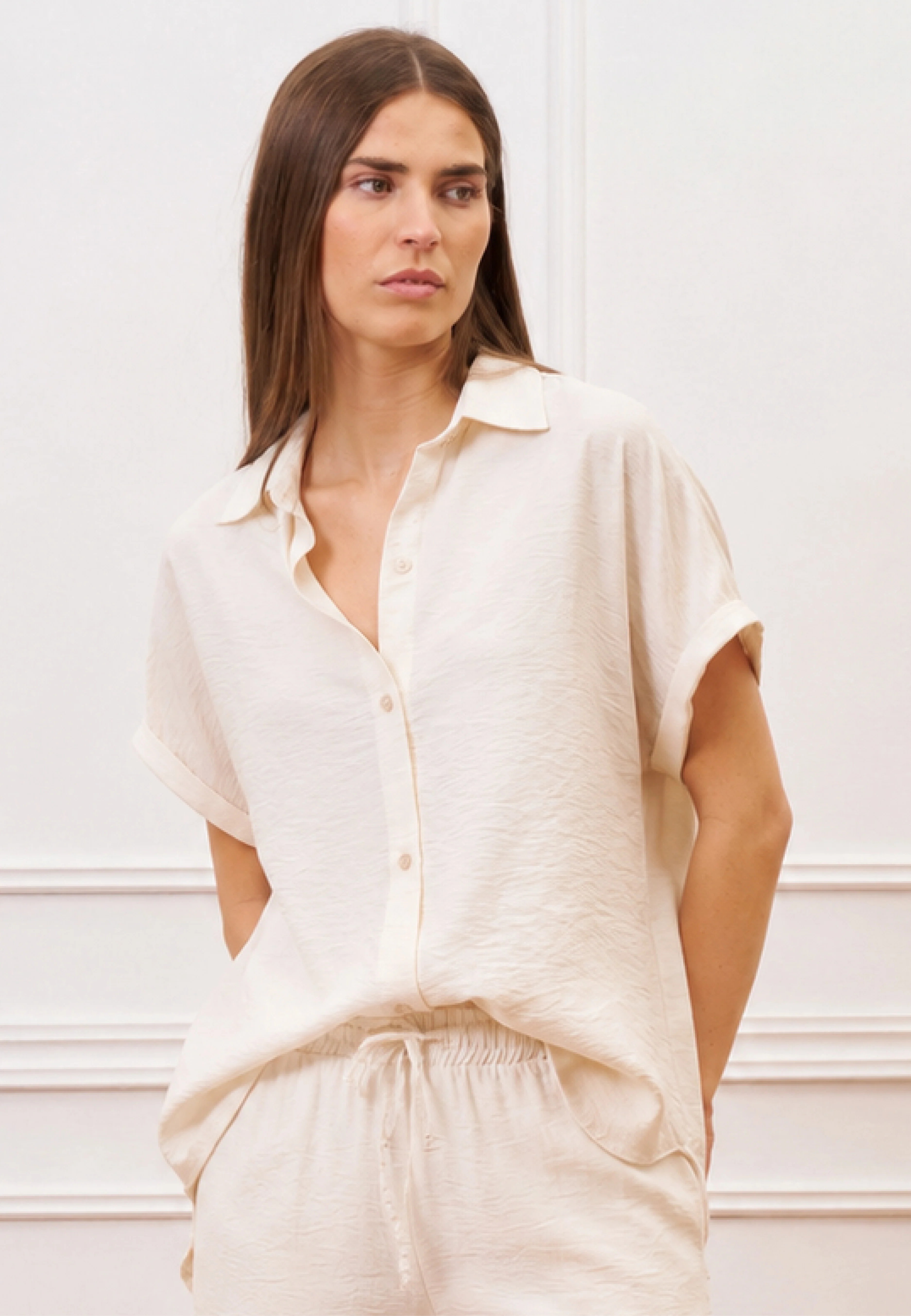 Camicia ampia in viscosa con maniche corte  - BEIGE