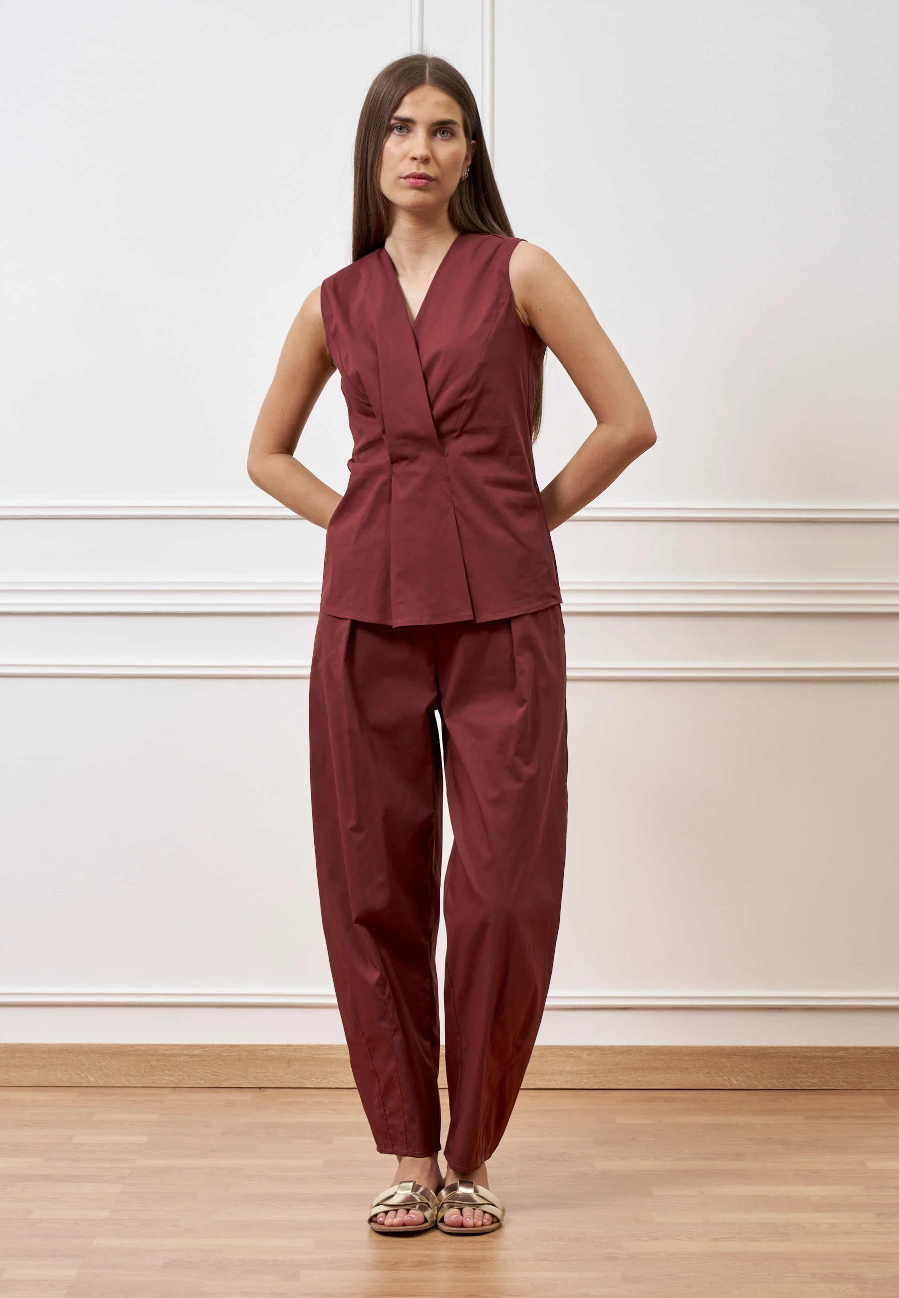 Camicia smanicata con pince in vita - MARRONE - Image 4