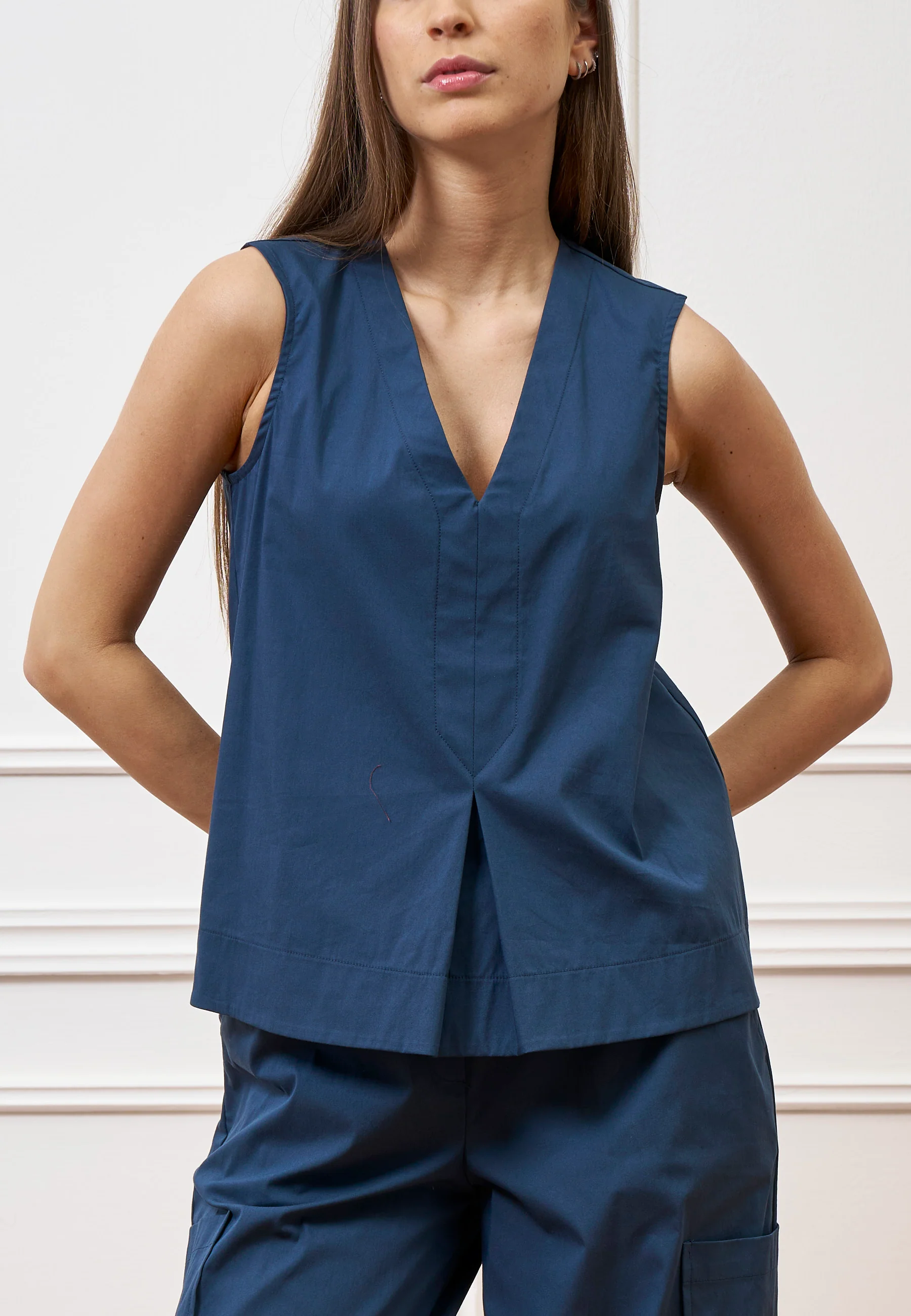 Camicia smanicata con scollo a v - BLU