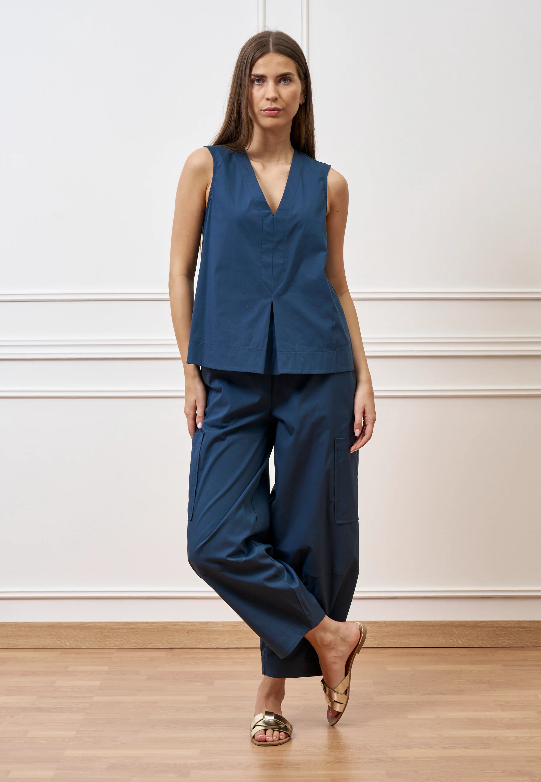 Camicia smanicata con scollo a v - BLU - Image 2