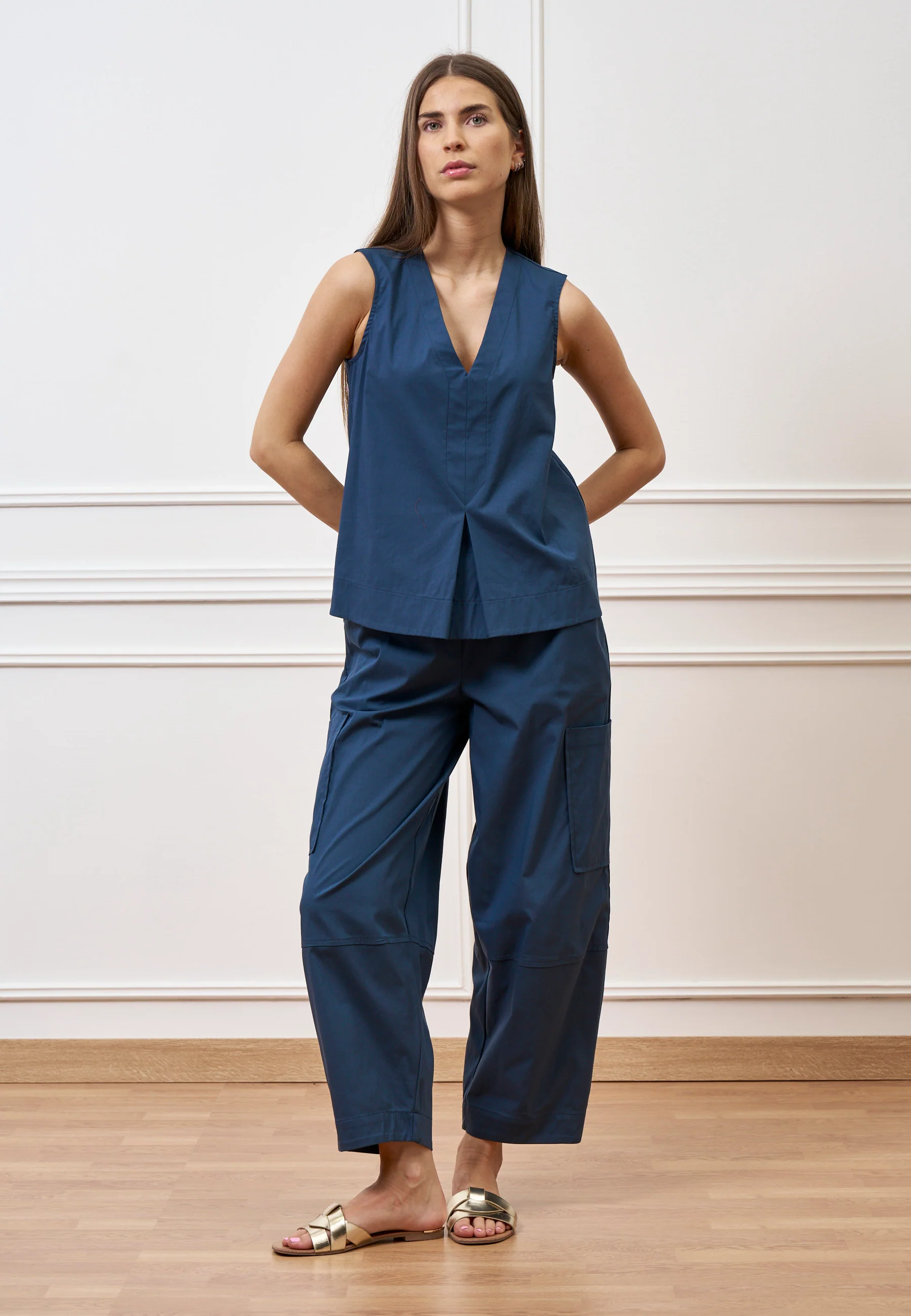 Camicia smanicata con scollo a v - BLU - Image 3