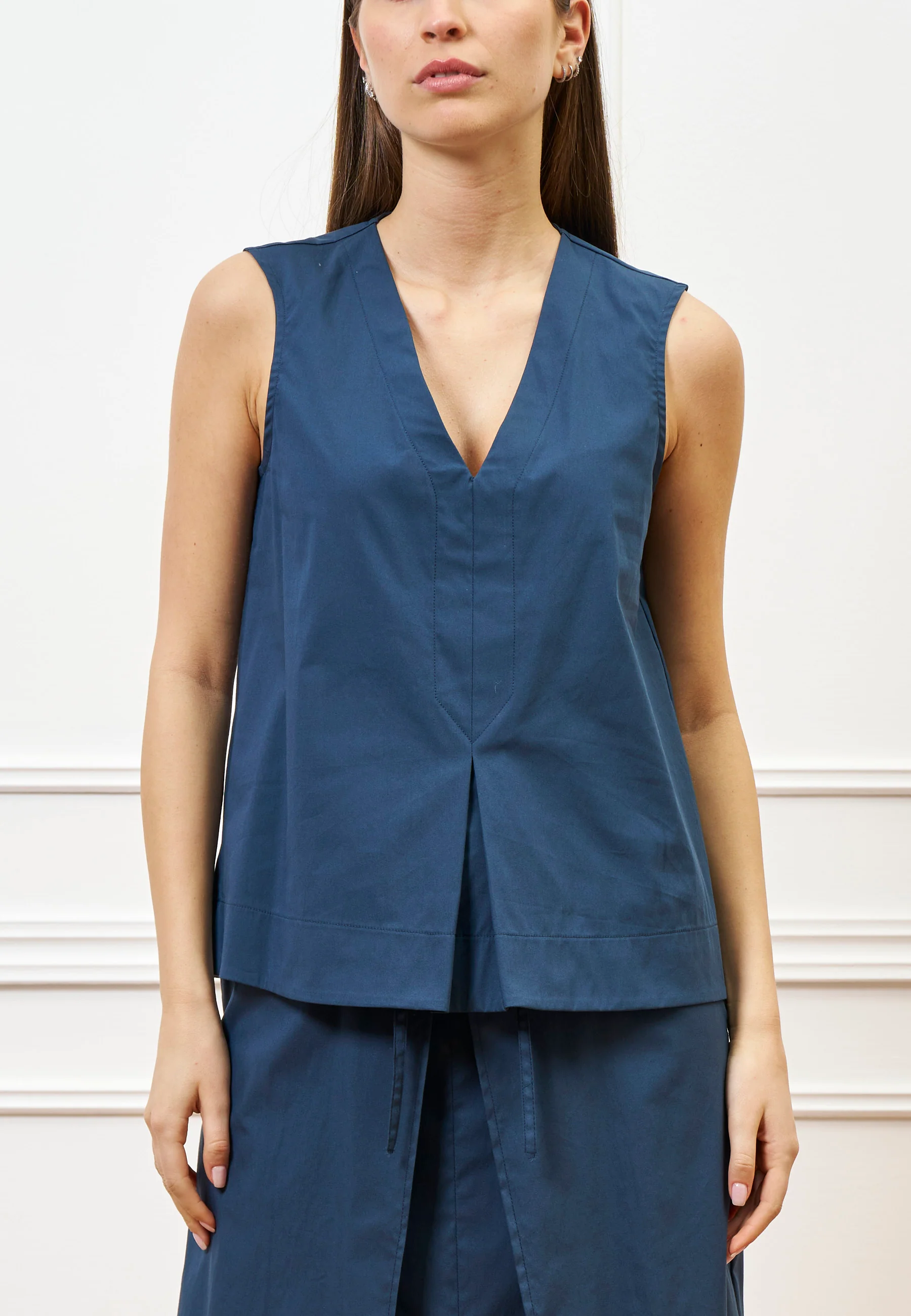 Camicia smanicata con scollo a v - BLU - Image 4