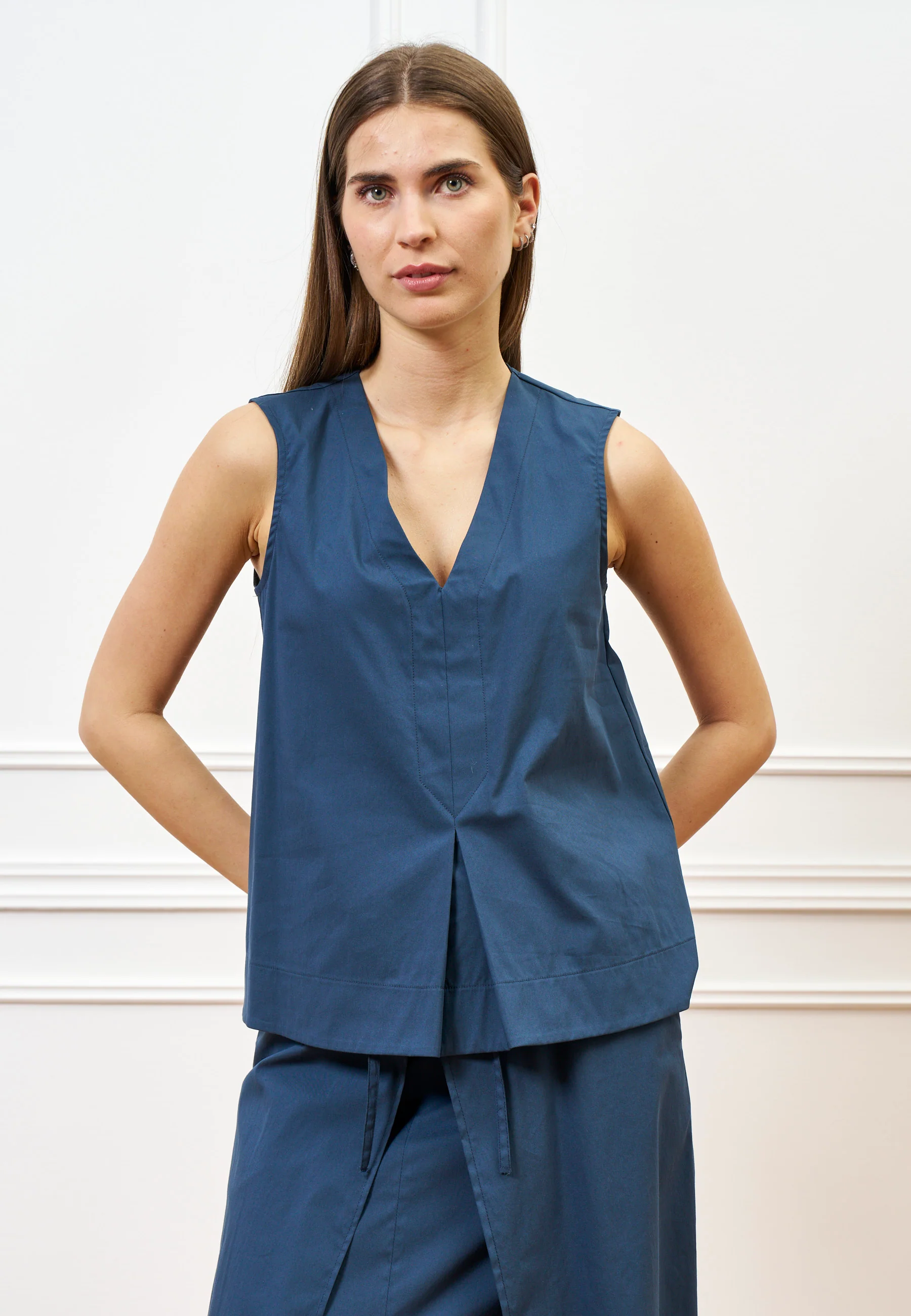 Camicia smanicata con scollo a v - BLU - Image 5