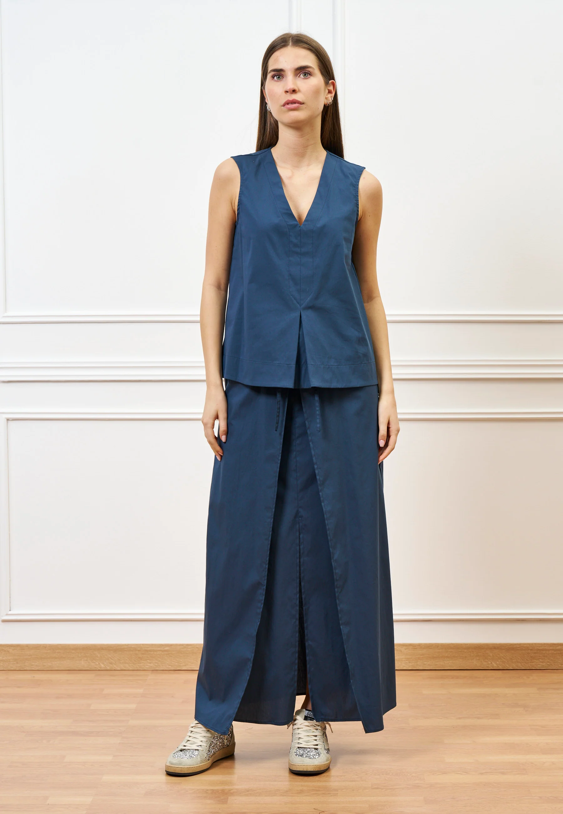 Camicia smanicata con scollo a v - BLU - Image 6