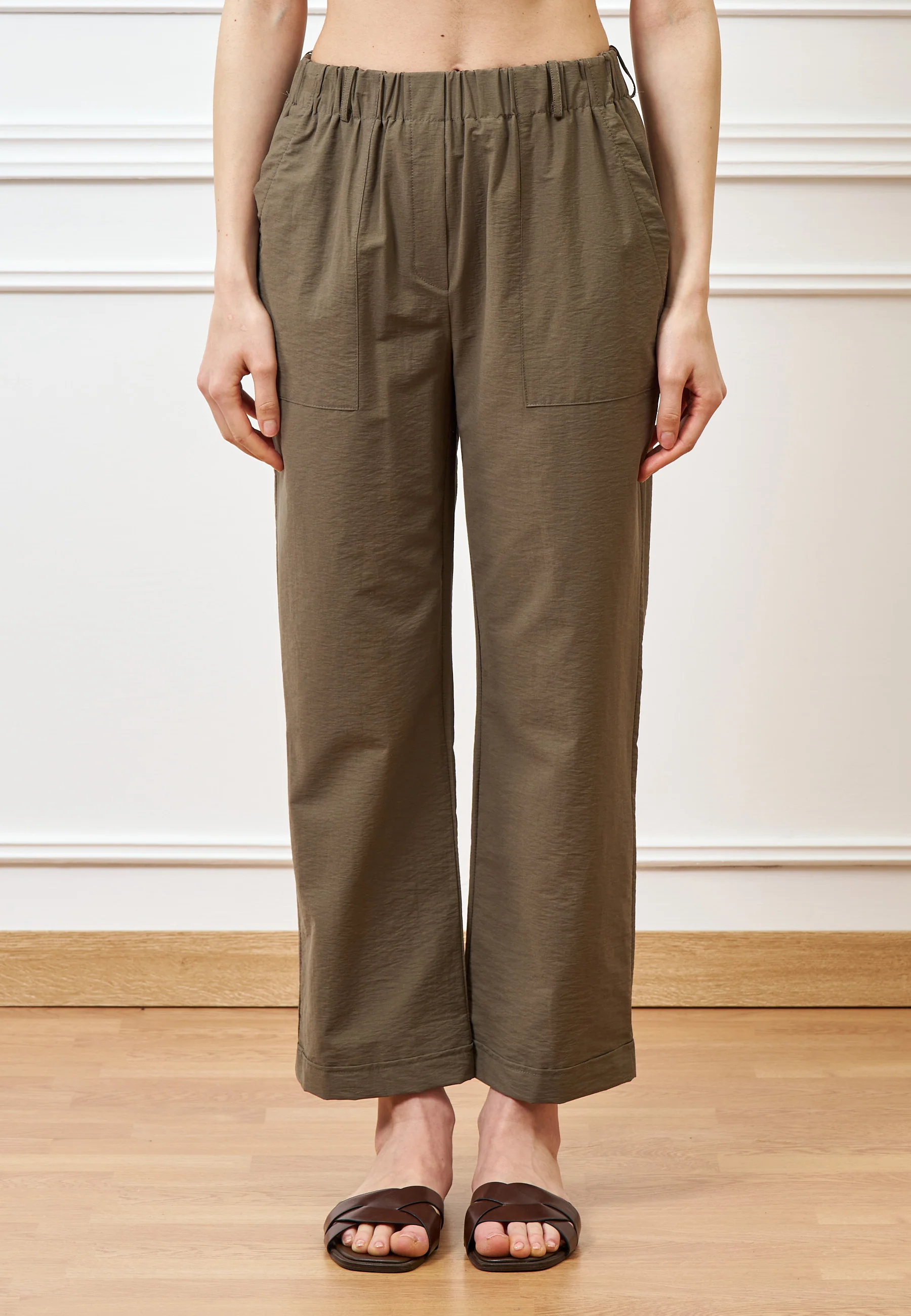 Pantalone con tasche applicate - MILITARE - Image 2