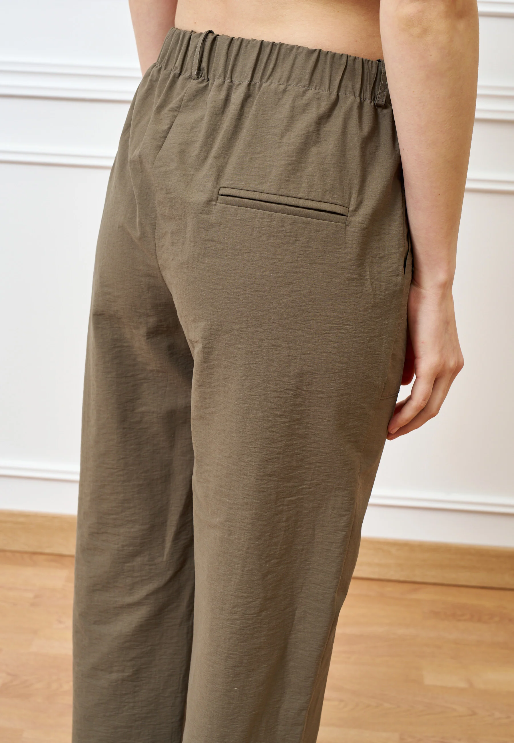 Pantalone con tasche applicate - MILITARE - Image 9