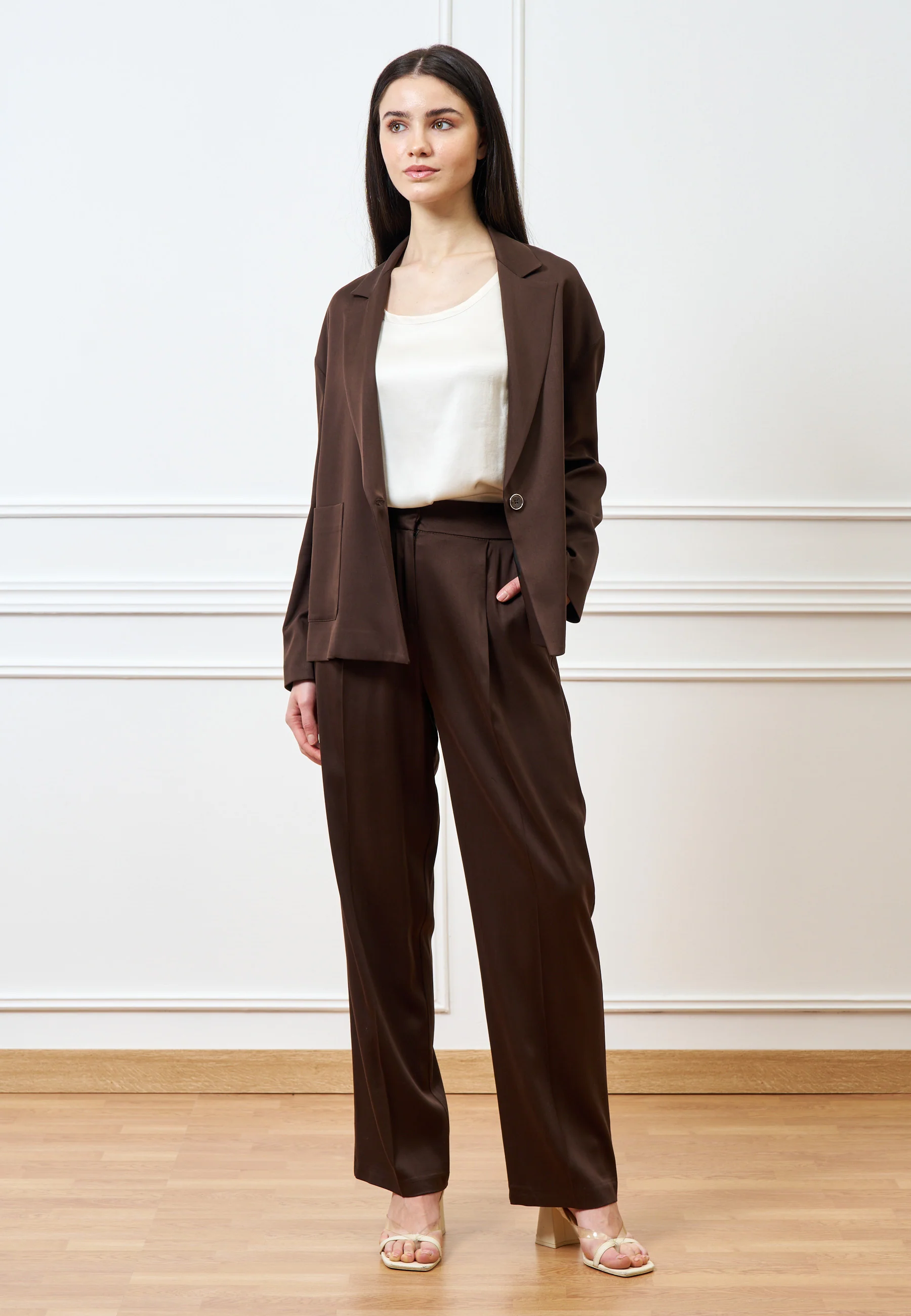 Pantalone dritto pinces in raso - MARRONE
