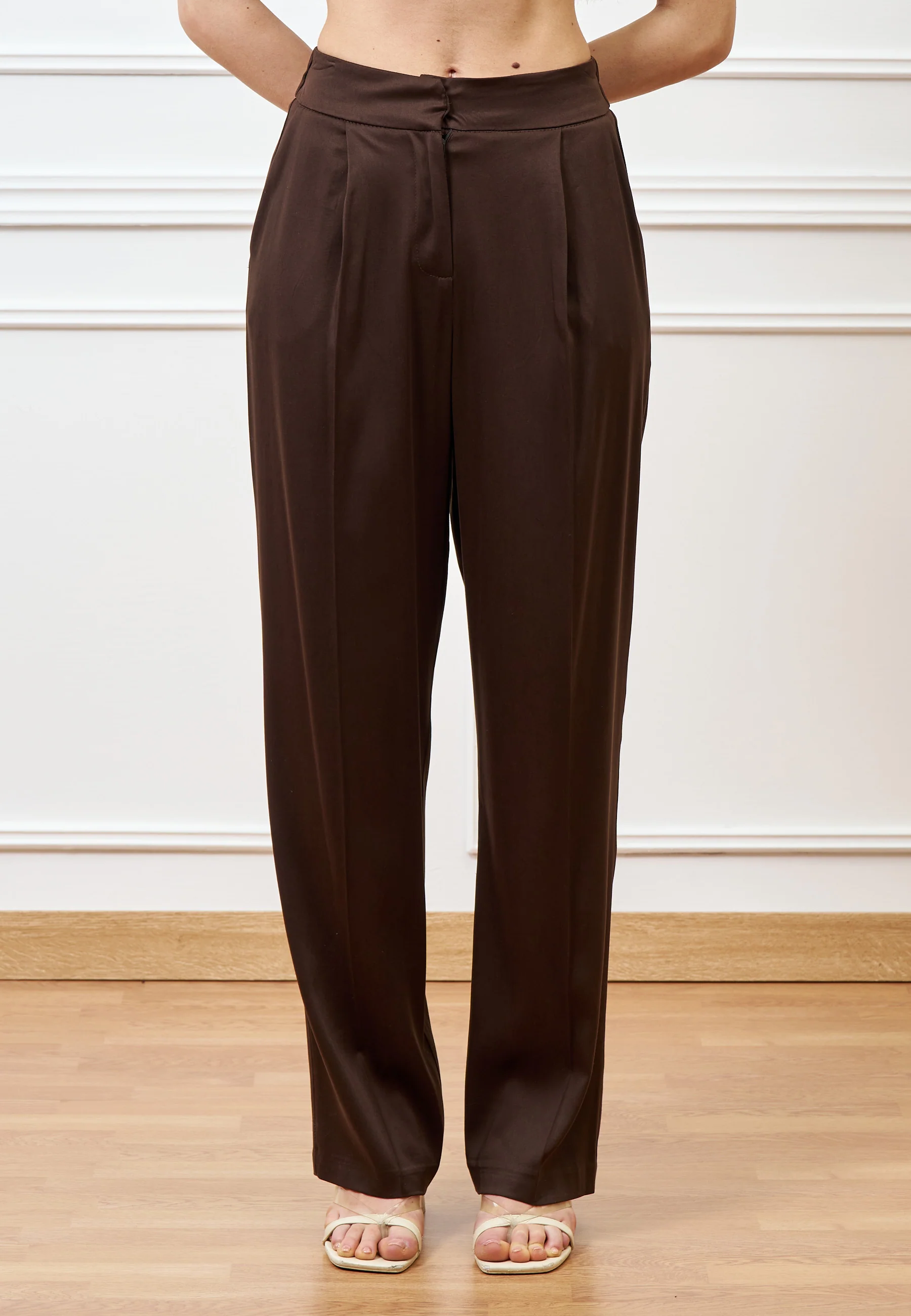 Pantalone dritto pinces in raso - MARRONE - Image 2