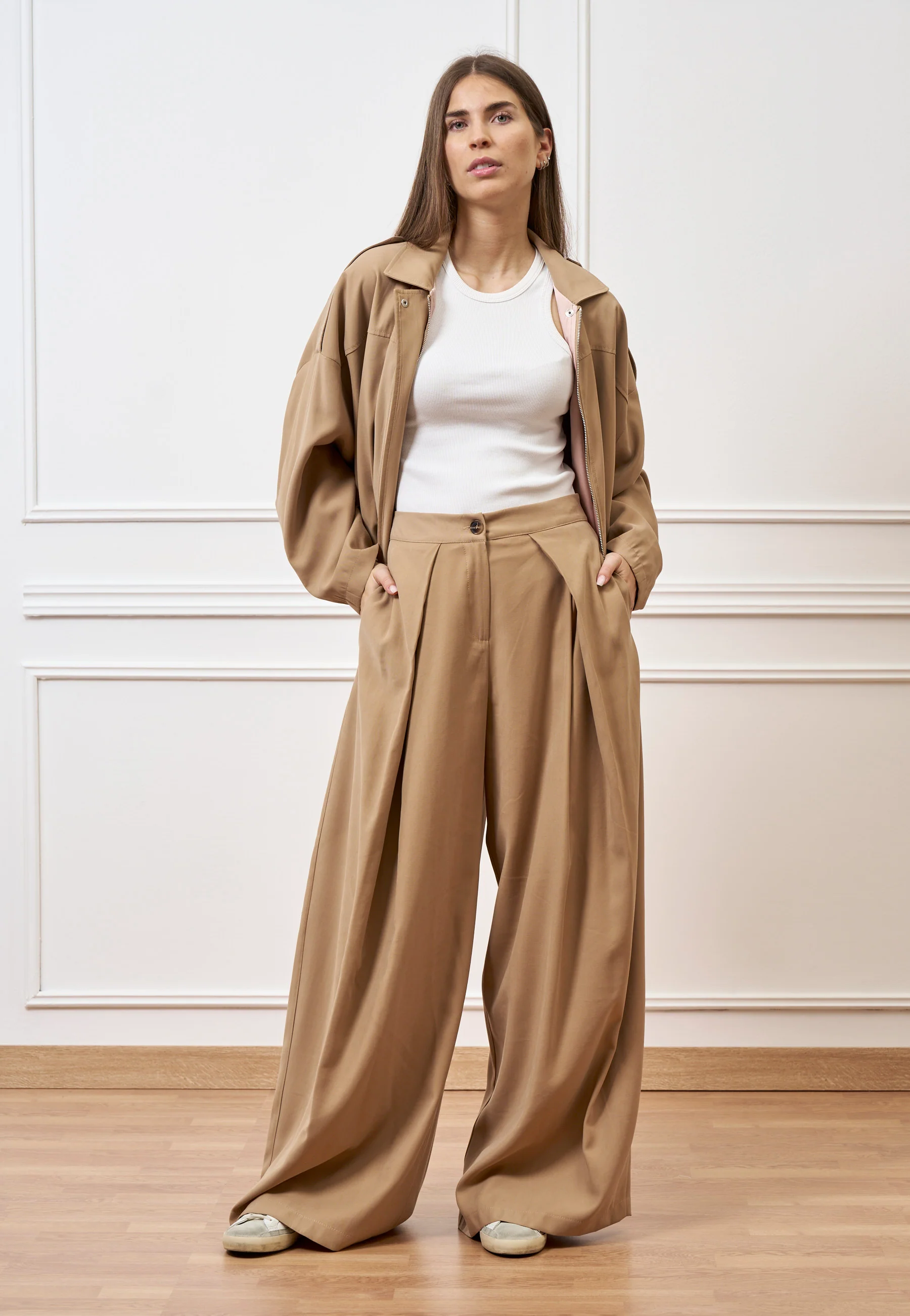 Pantalone largo con pince - CAMMELLO