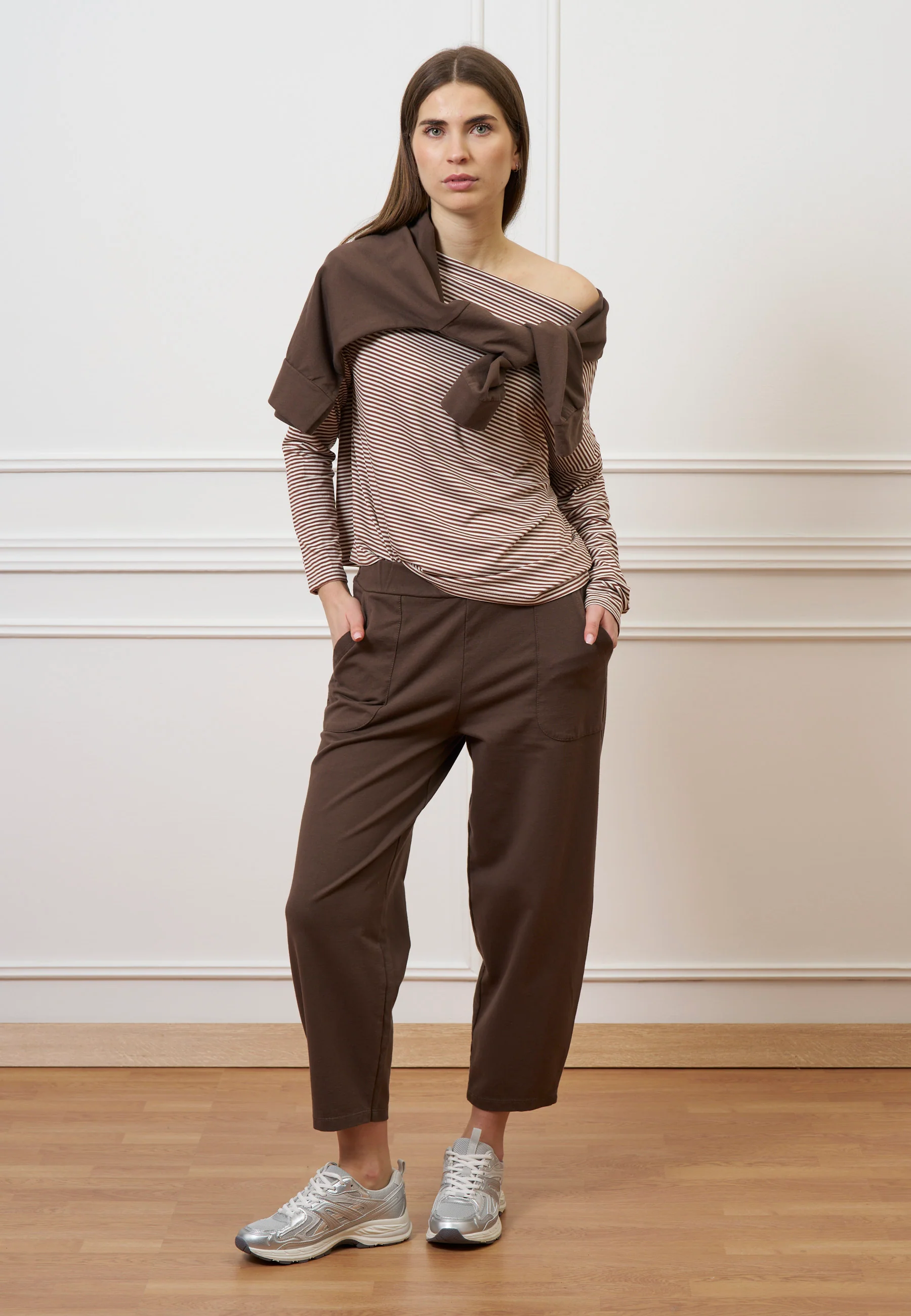 Pantalone mom fit in felpa - MARRONE