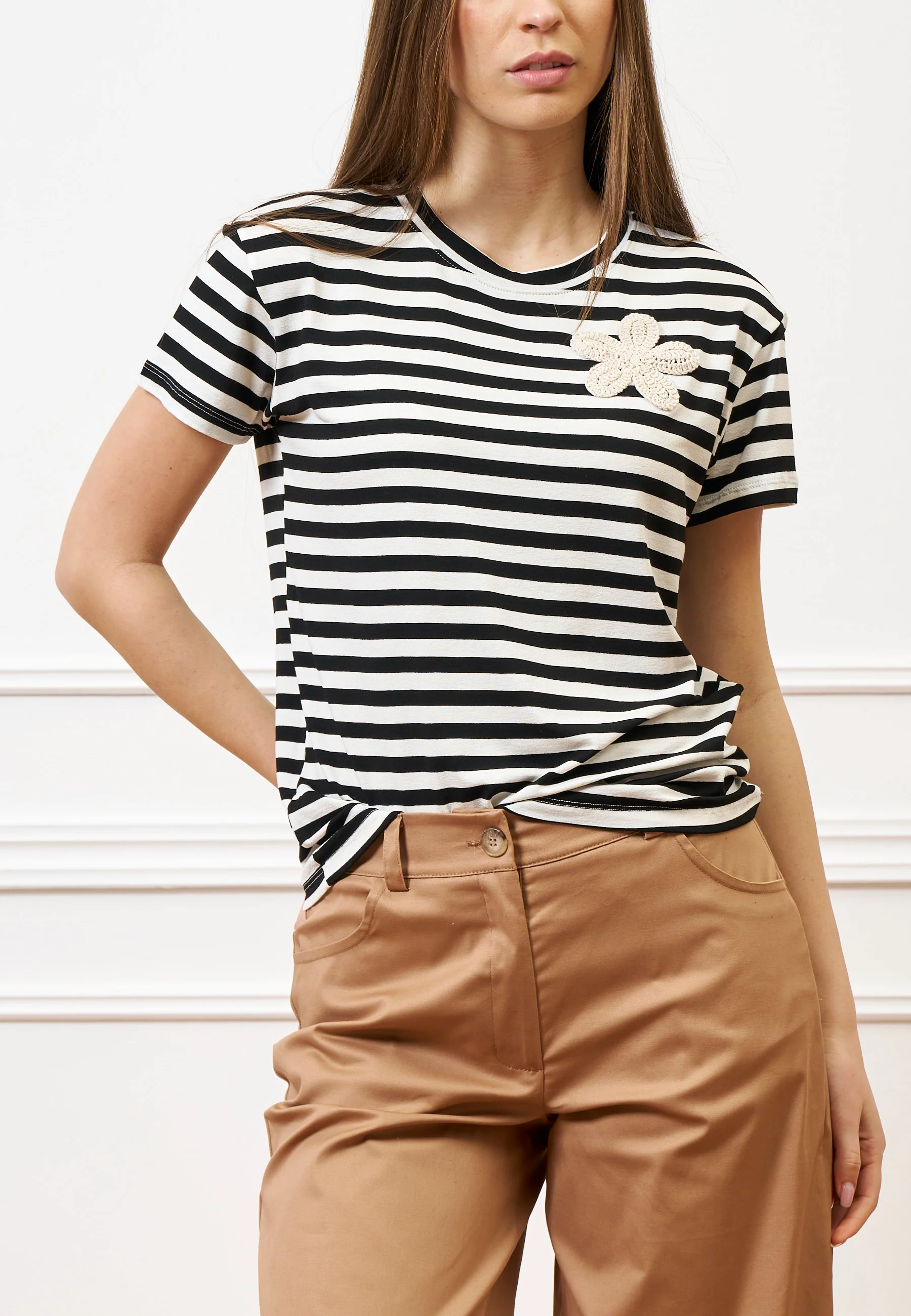 T-shirt a righe con fiore crochet - AVORIO/NERO