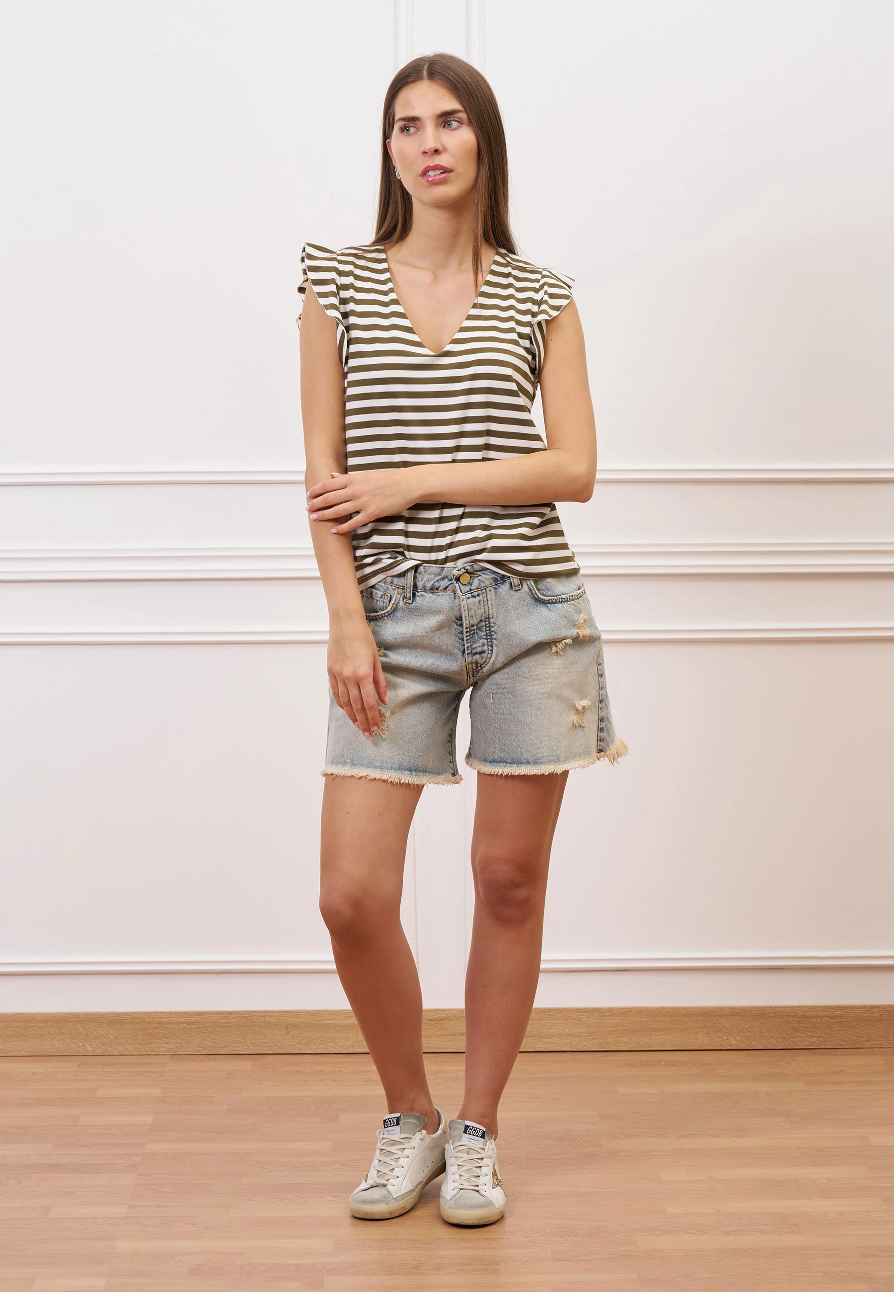T-shirt a righe con scollo a v e volant - MILITARE - Image 4