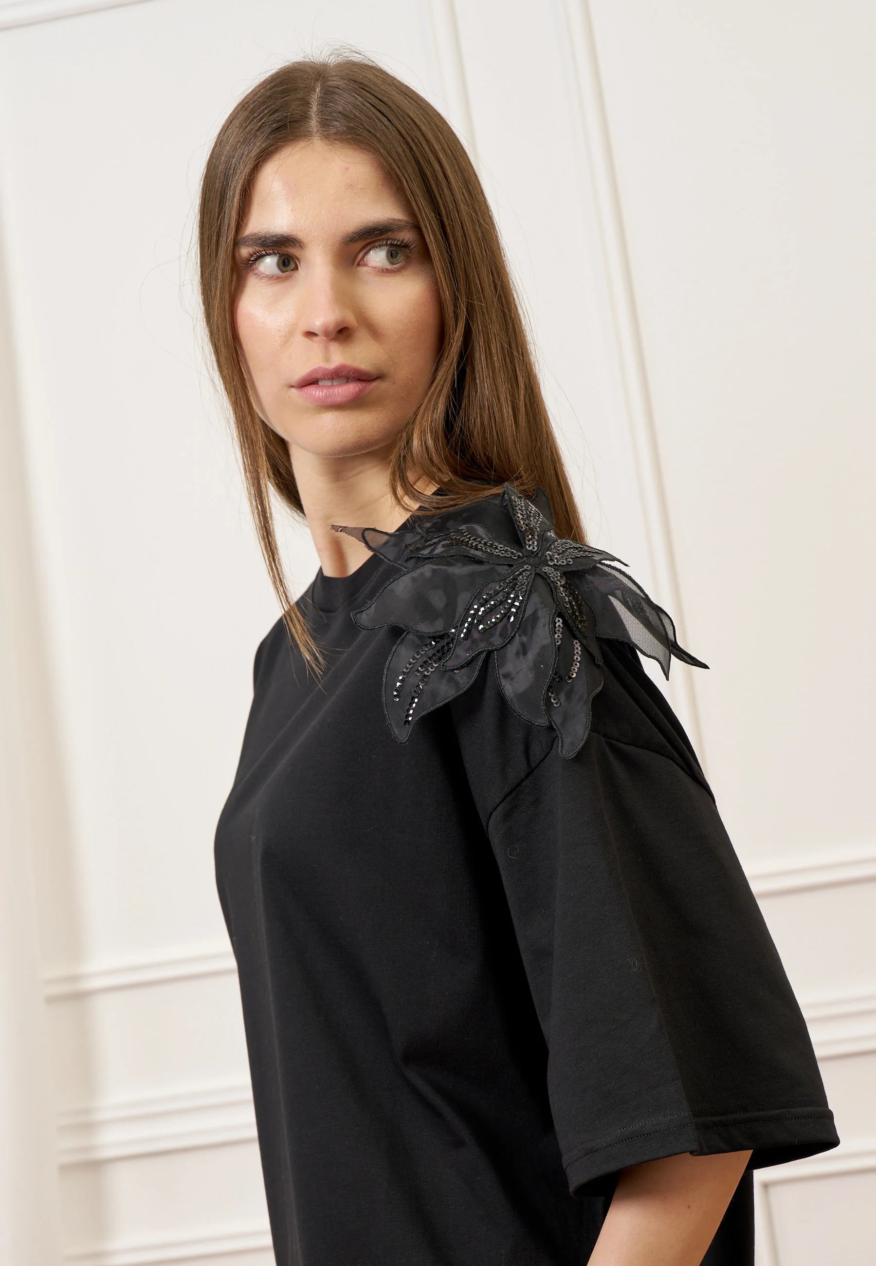 T-shirt con applicazione fiore spalla - NERO - Image 2