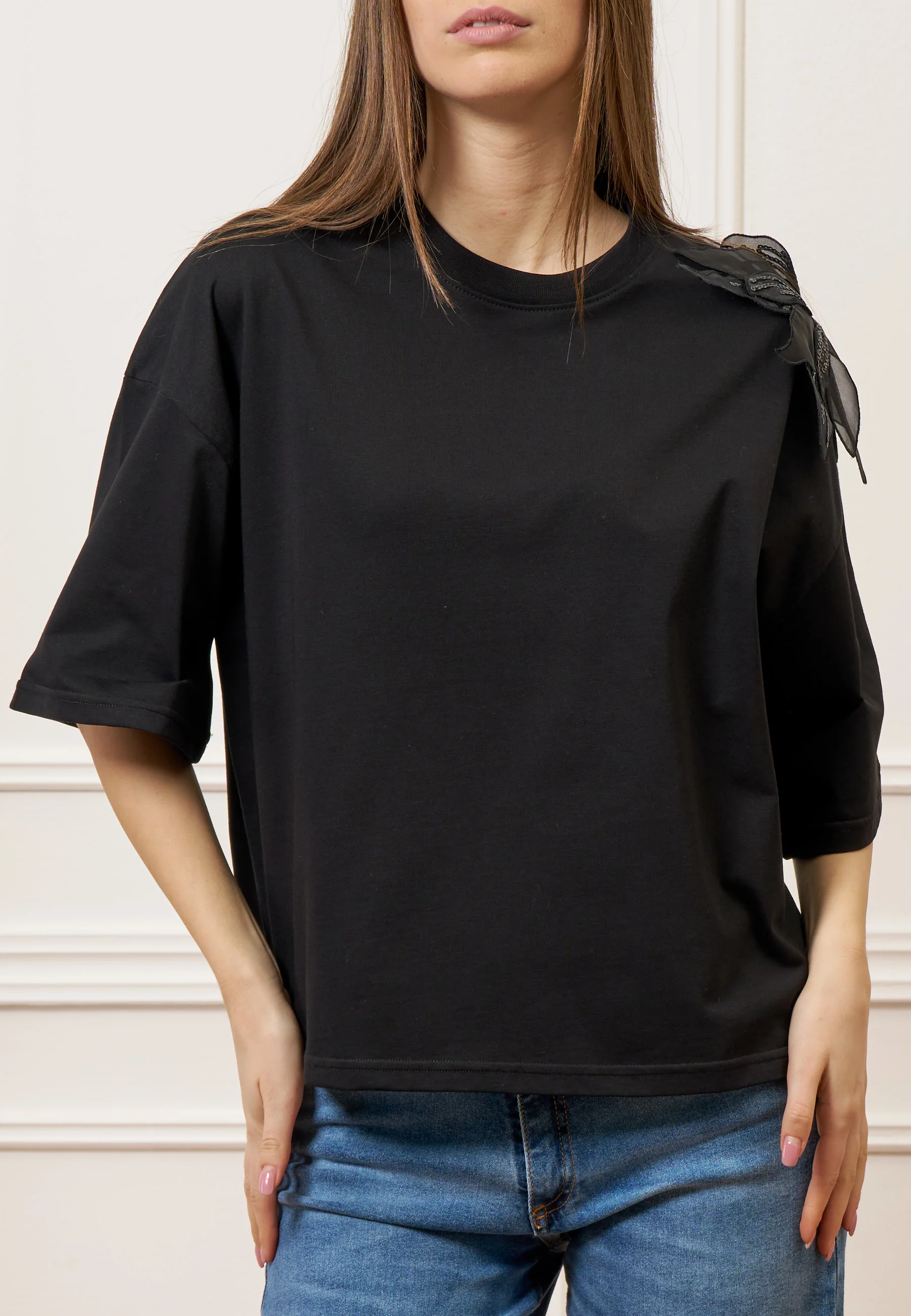 T-shirt con applicazione fiore spalla - NERO - Image 3