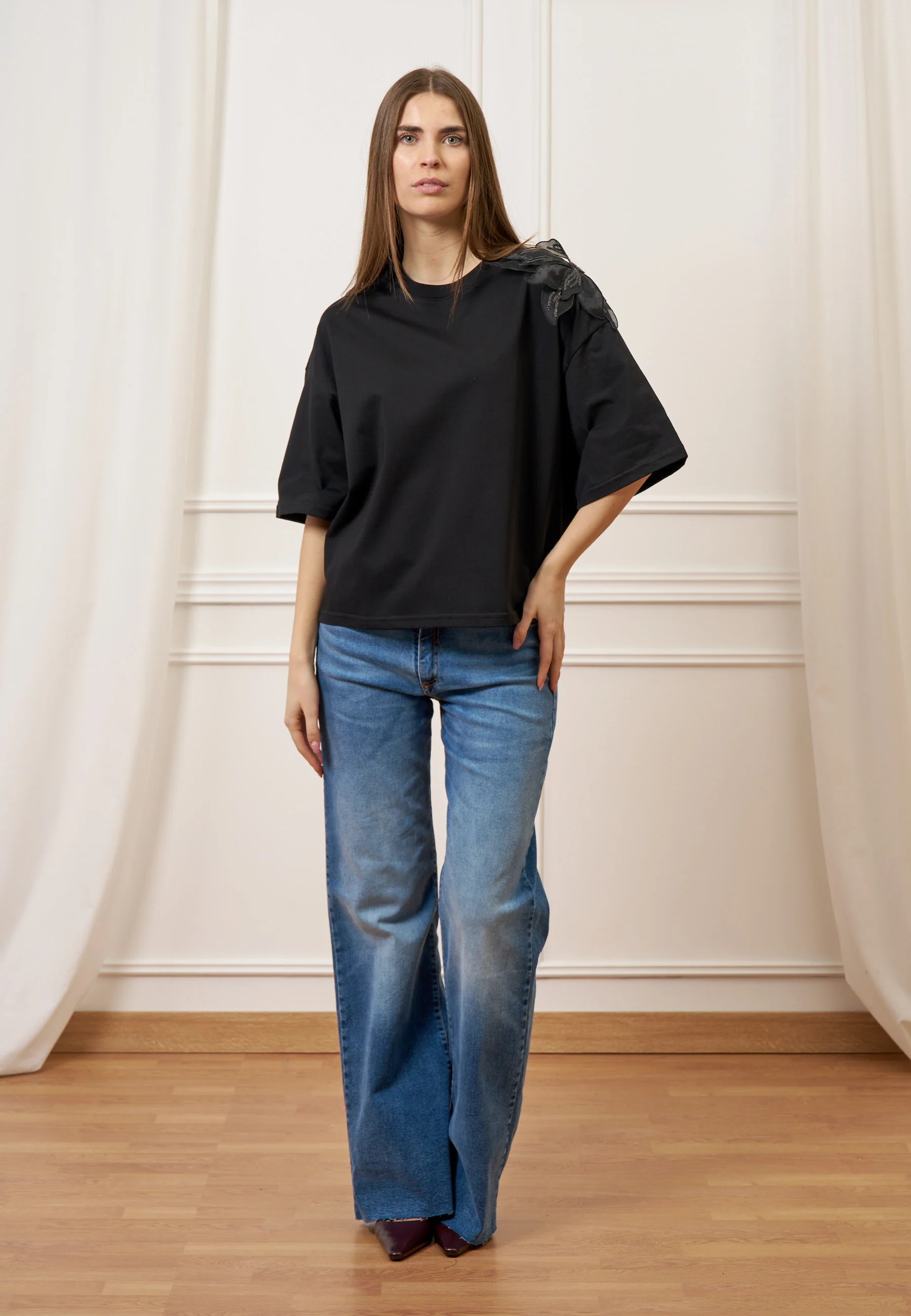 T-shirt con applicazione fiore spalla - NERO - Image 4