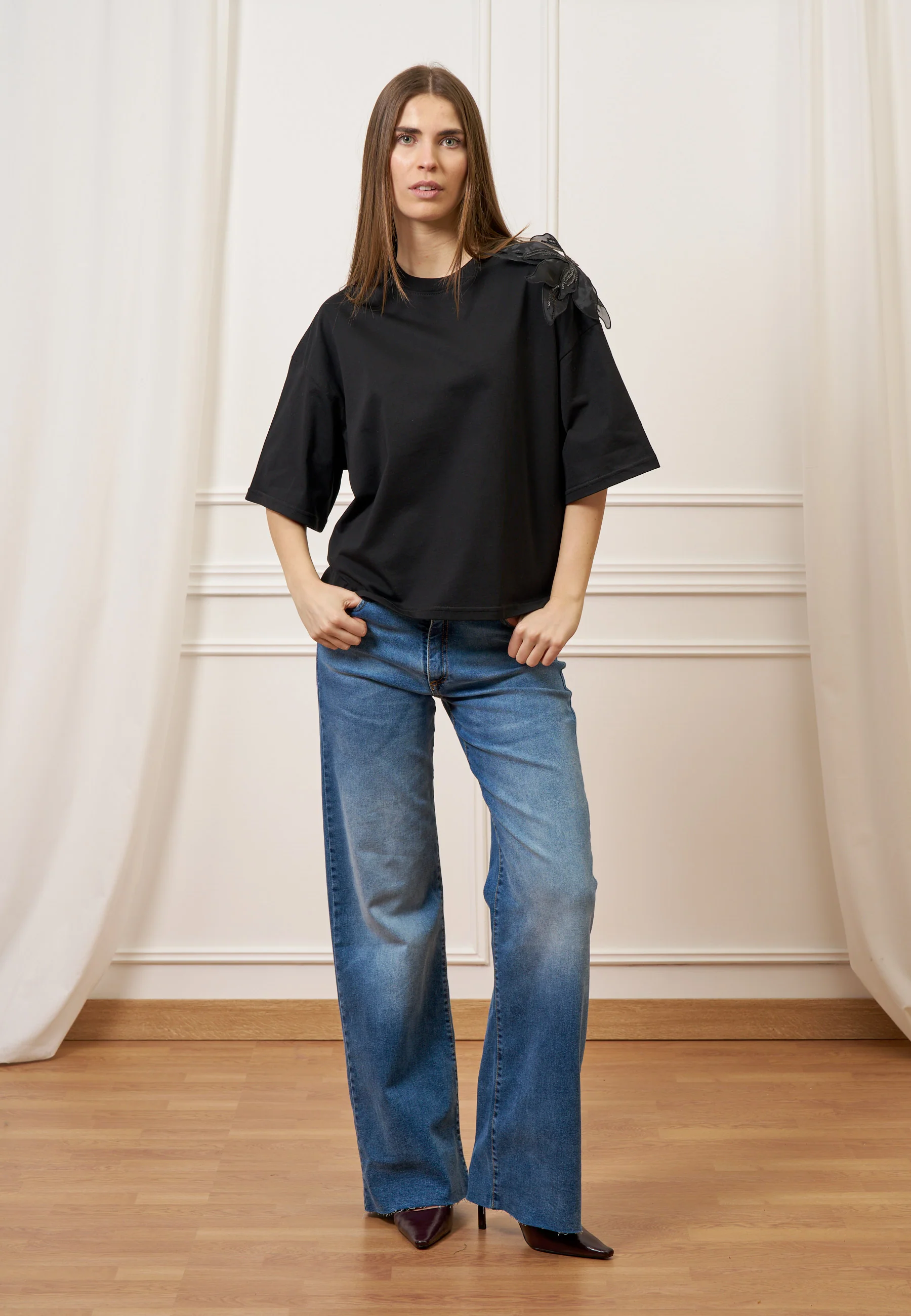 T-shirt con applicazione fiore spalla - NERO - Image 5