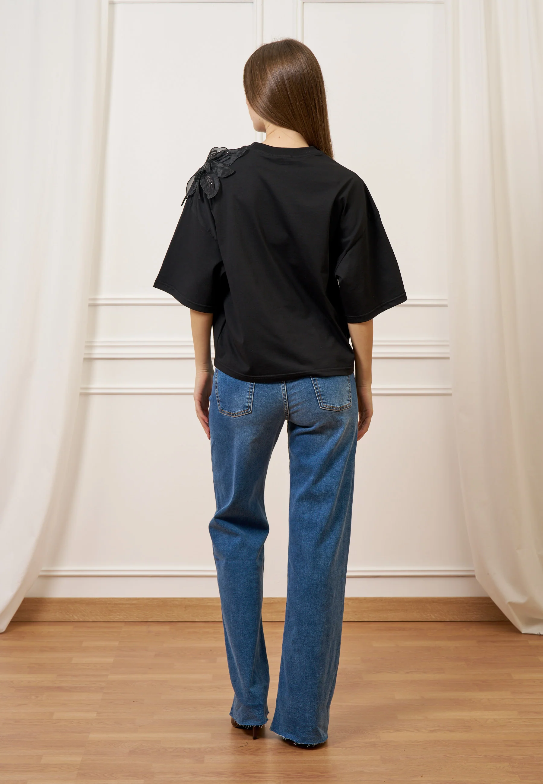 T-shirt con applicazione fiore spalla - NERO - Image 6