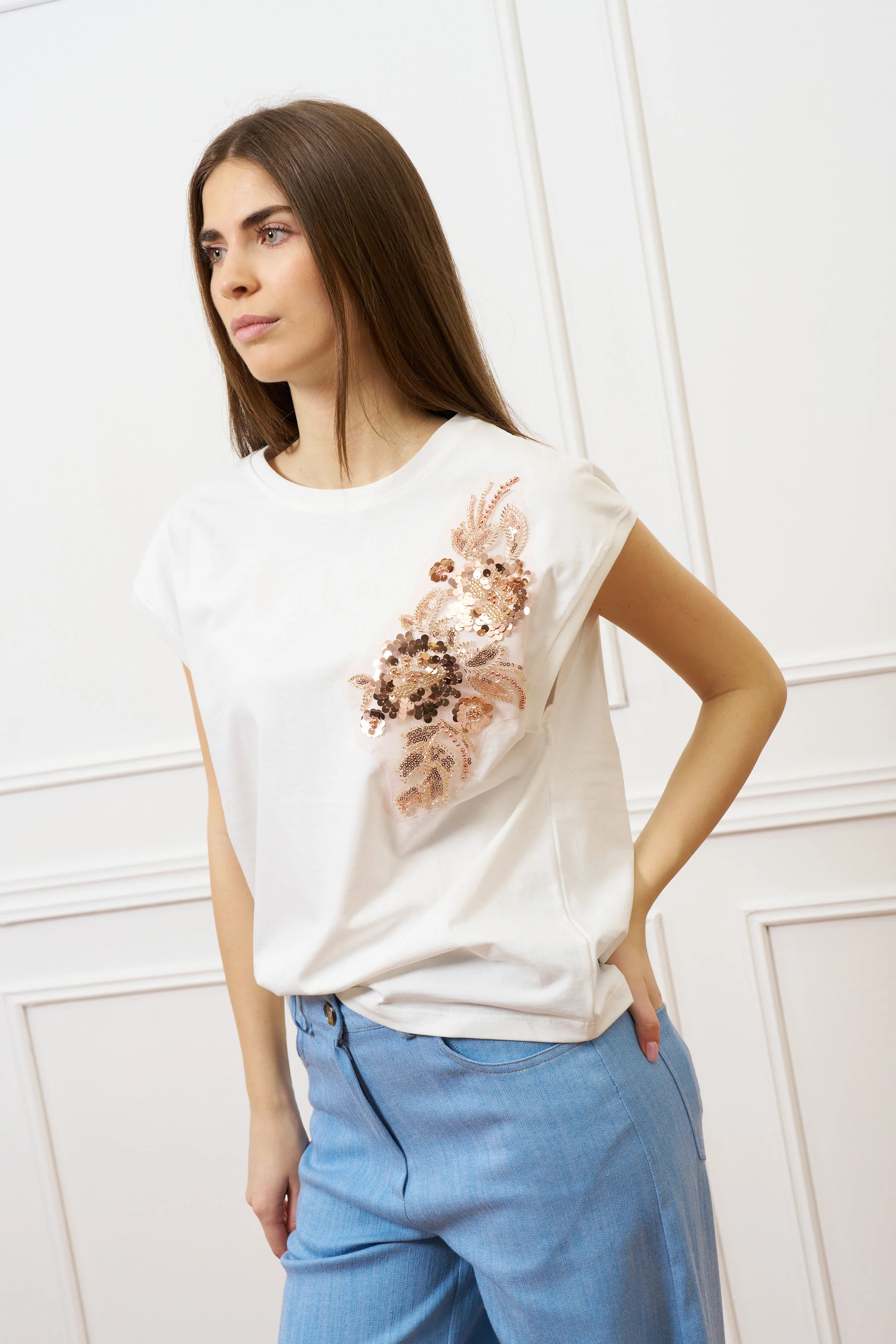 T-shirt con applicazioni sulla spalla - AVORIO - Image 6