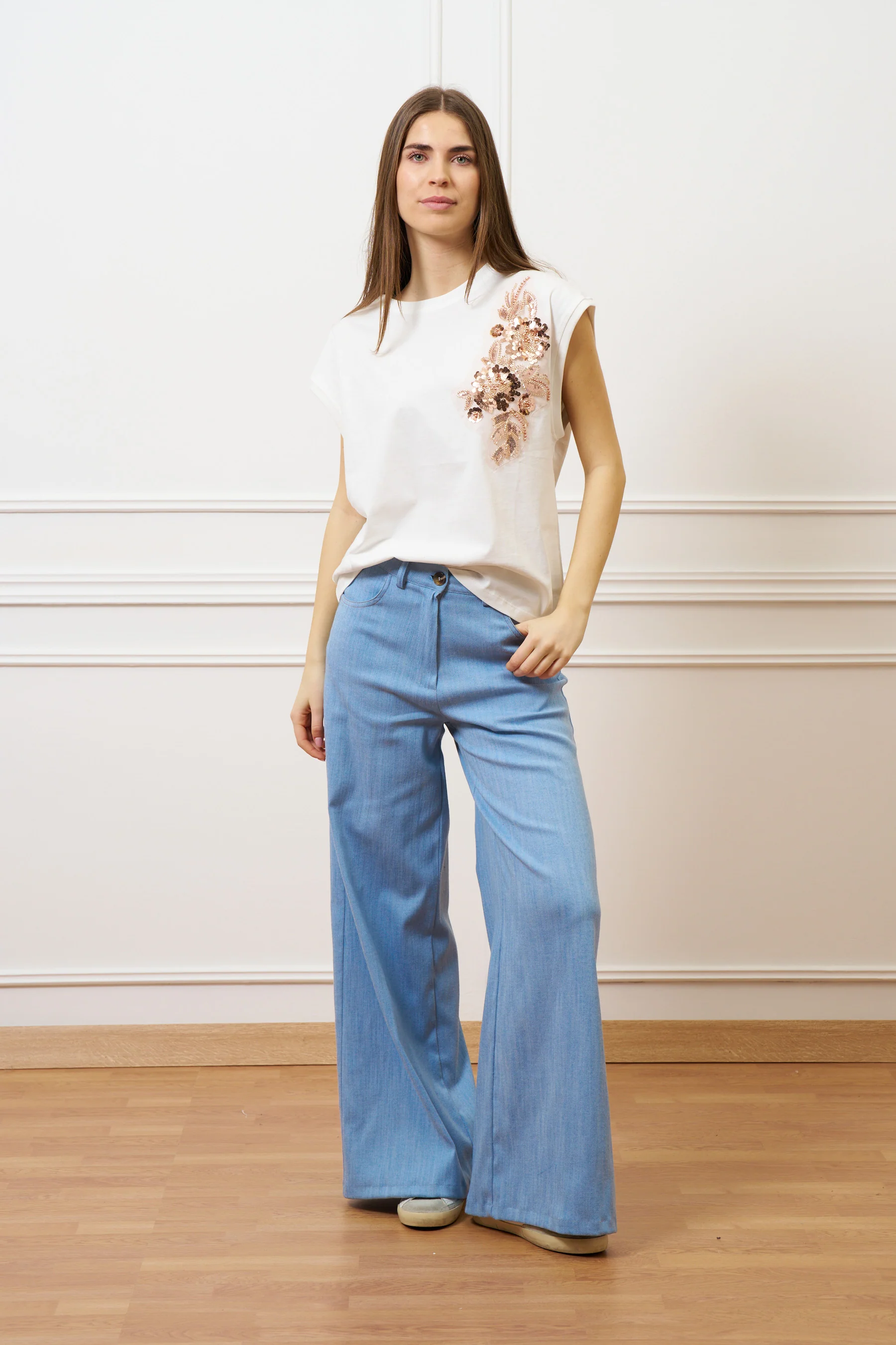 T-shirt con applicazioni sulla spalla - AVORIO - Image 8