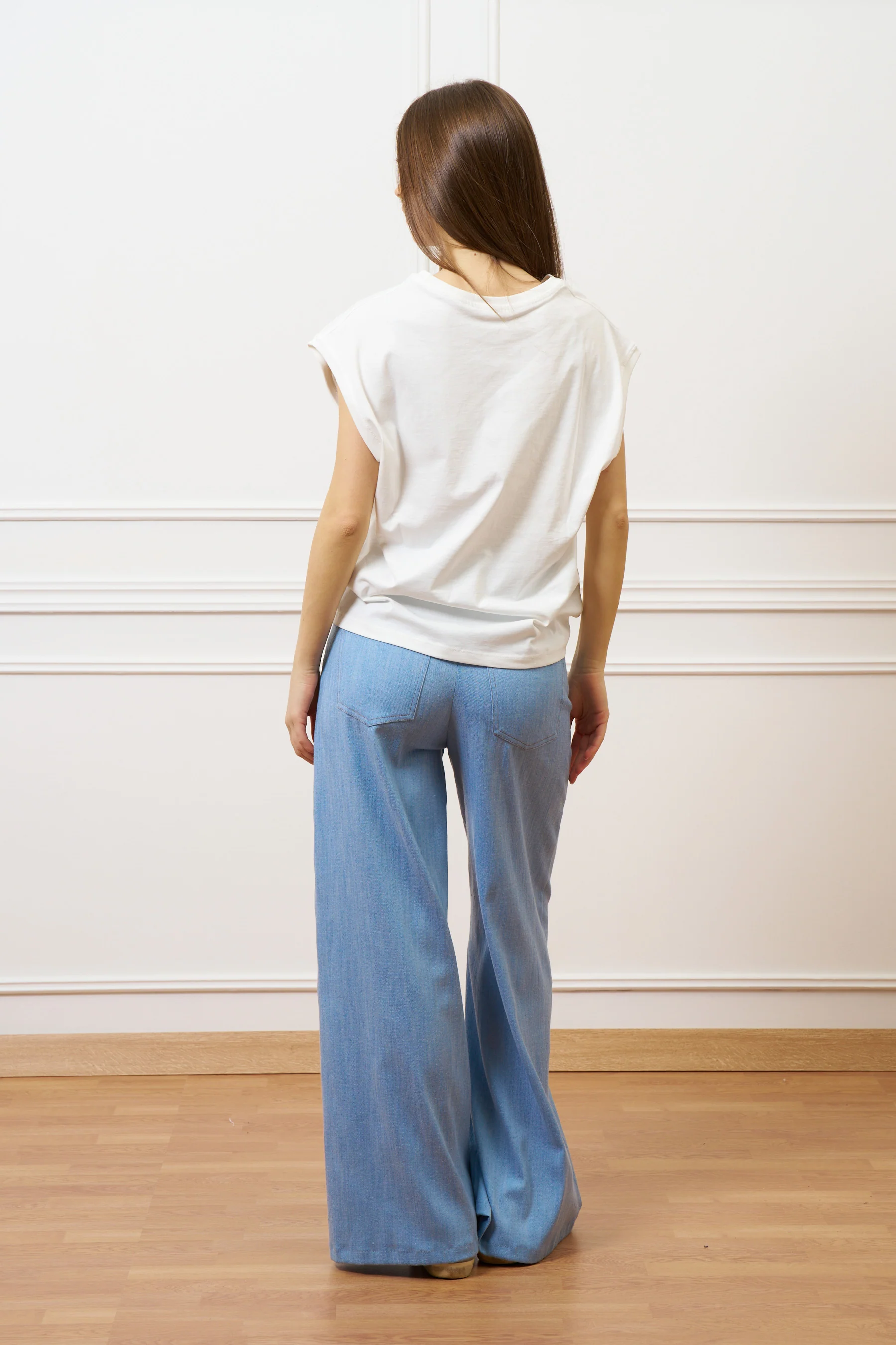 T-shirt con applicazioni sulla spalla - AVORIO - Image 9