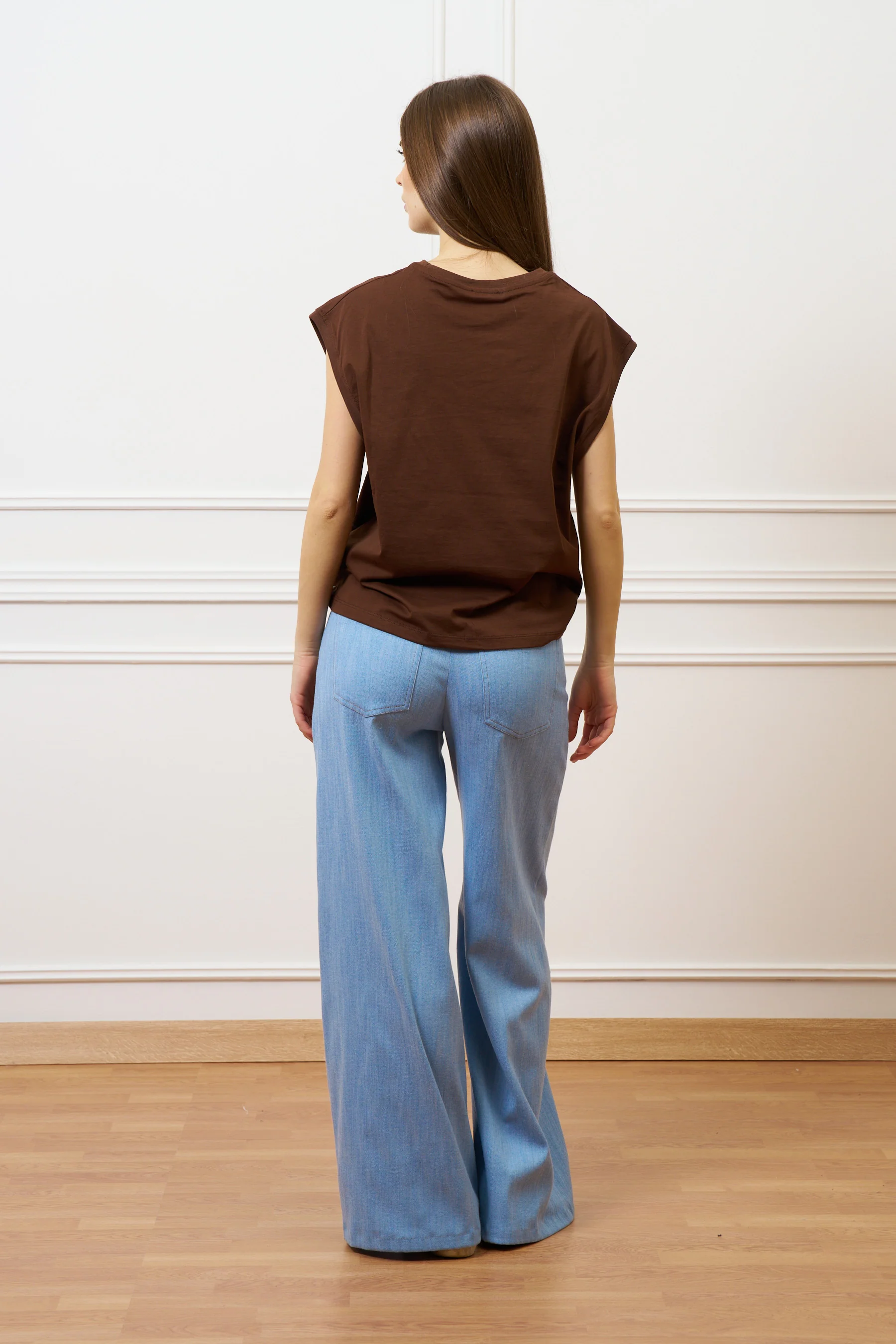T-shirt con applicazioni sulla spalla - MARRONE - Image 4
