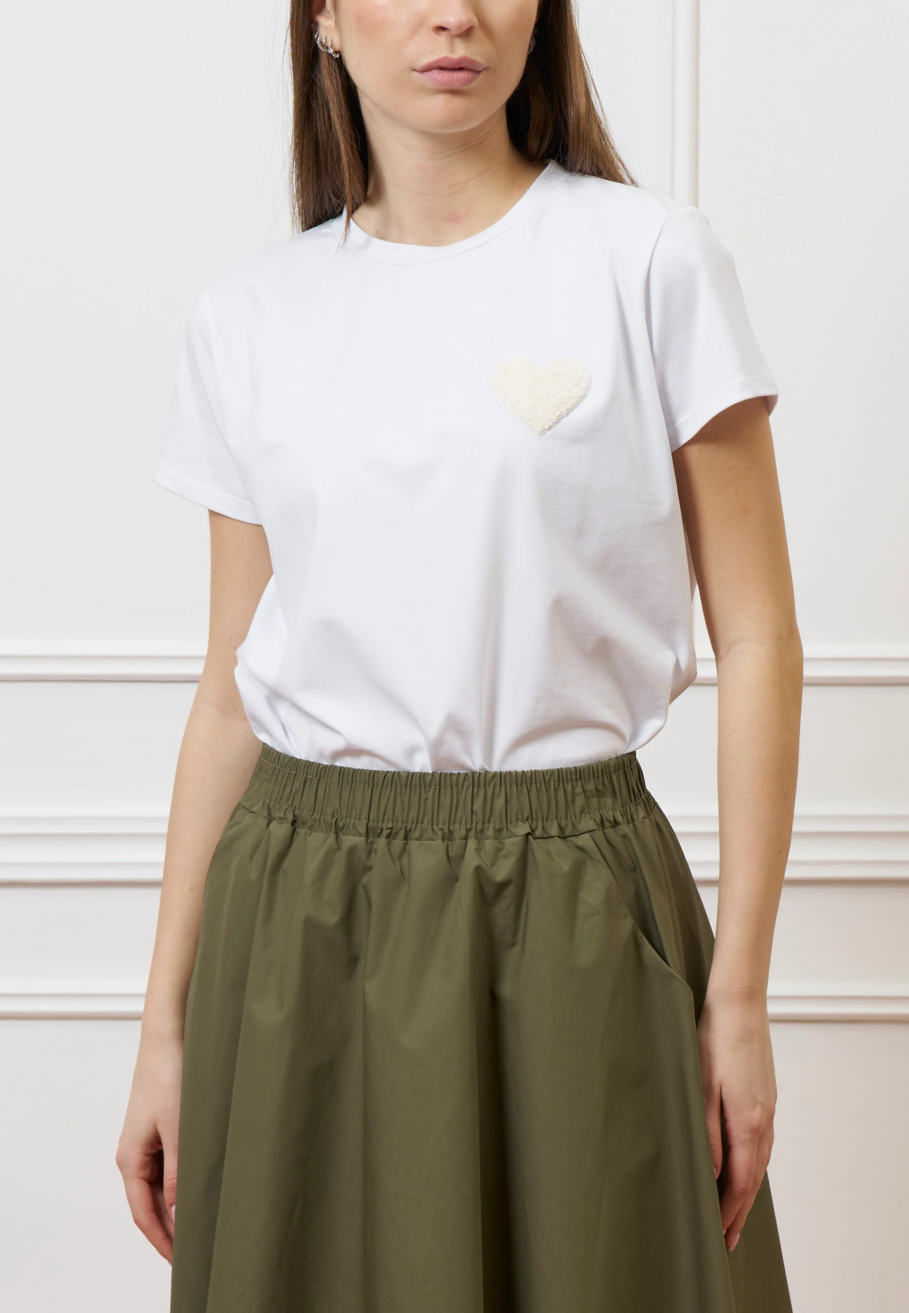 T-shirt con cuore ricamato - BEIGE - Image 4