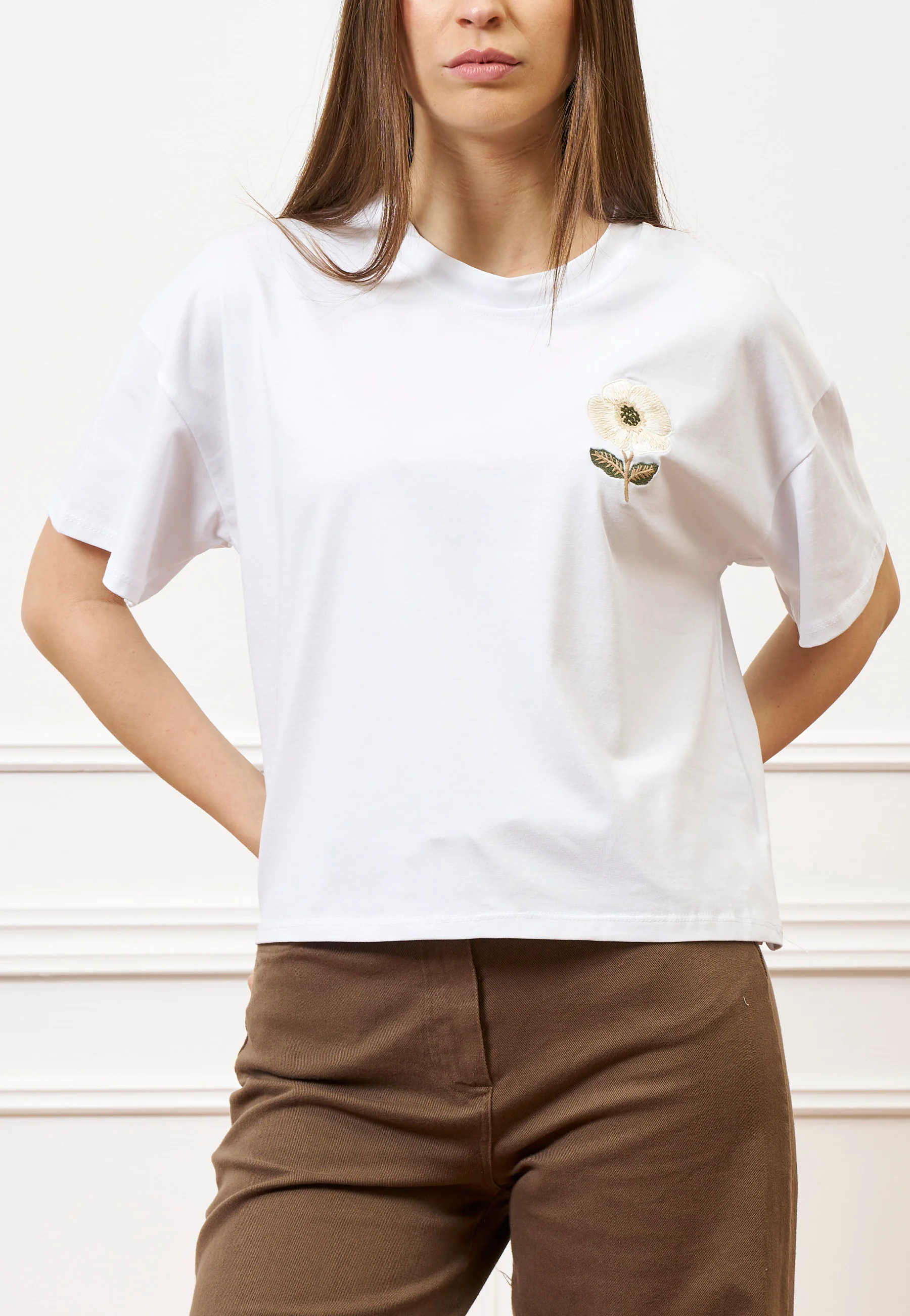 T-shirt con fiore beige ricamato - BIANCO