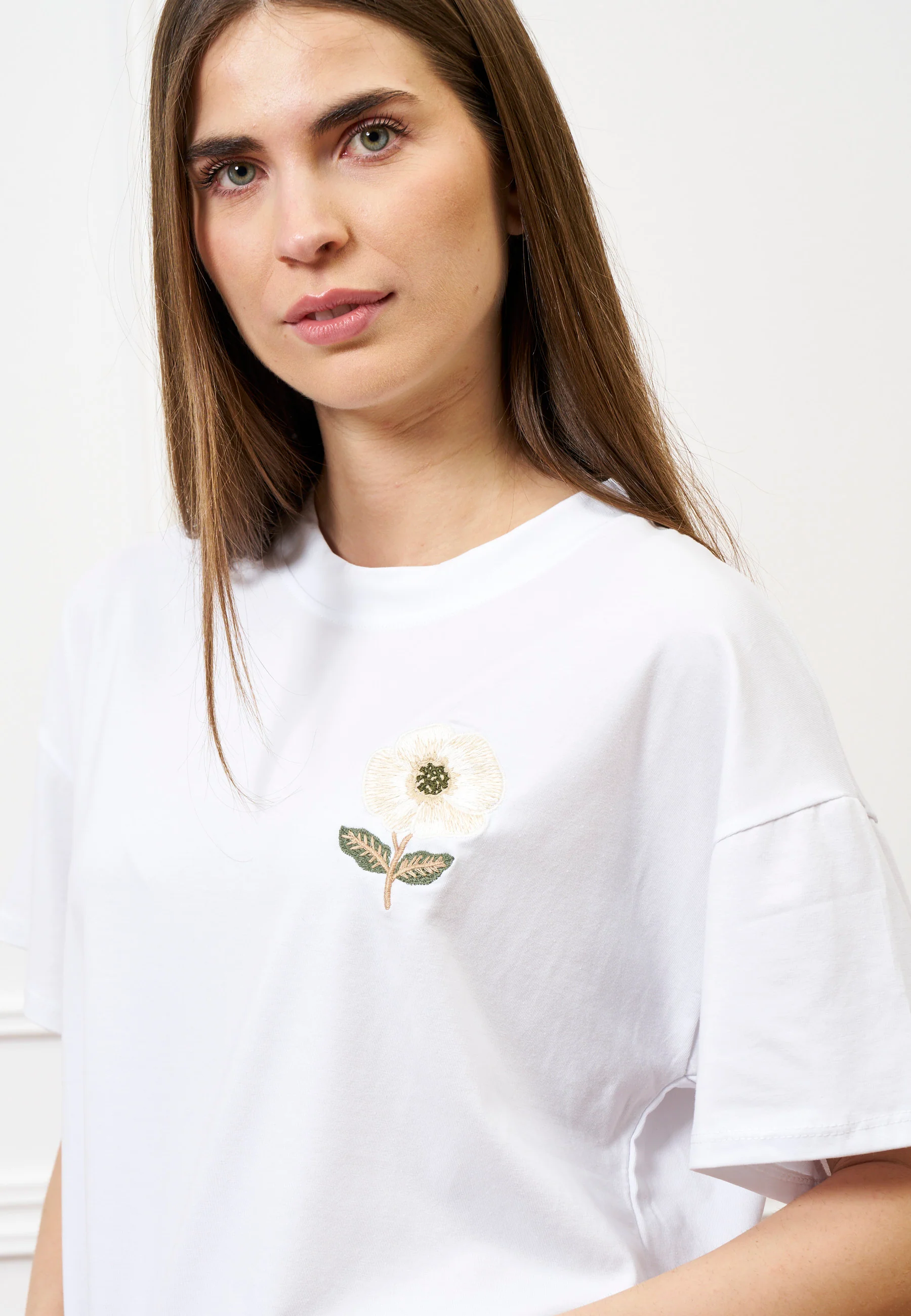 T-shirt con fiore beige ricamato - BIANCO - Image 2