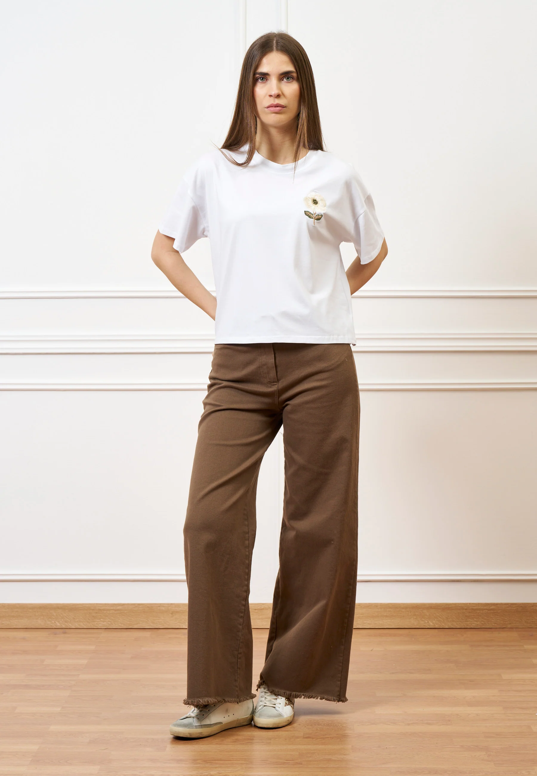 T-shirt con fiore beige ricamato - BIANCO - Image 4