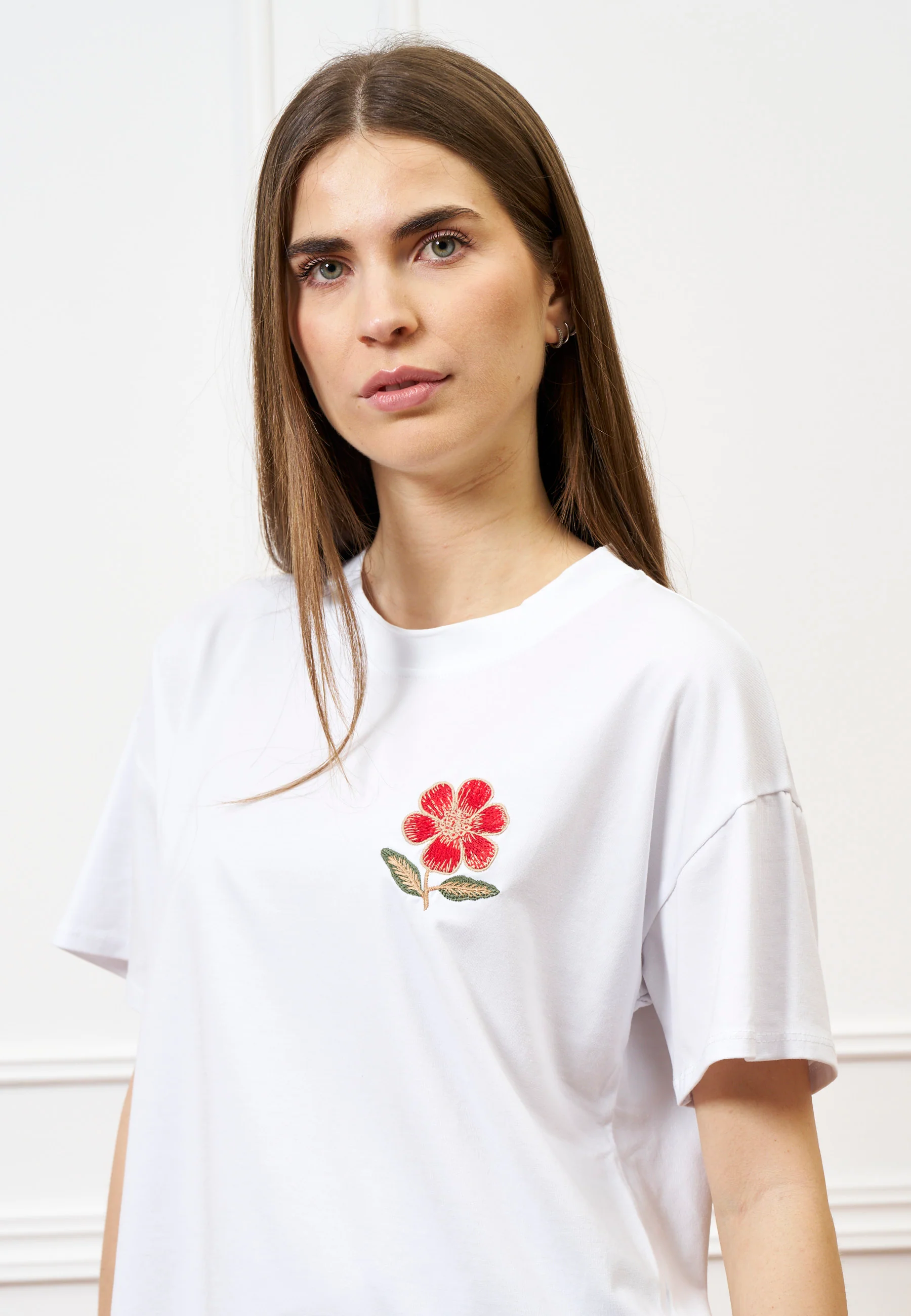 T-shirt con fiore rosso ricamato - BIANCO - Image 5