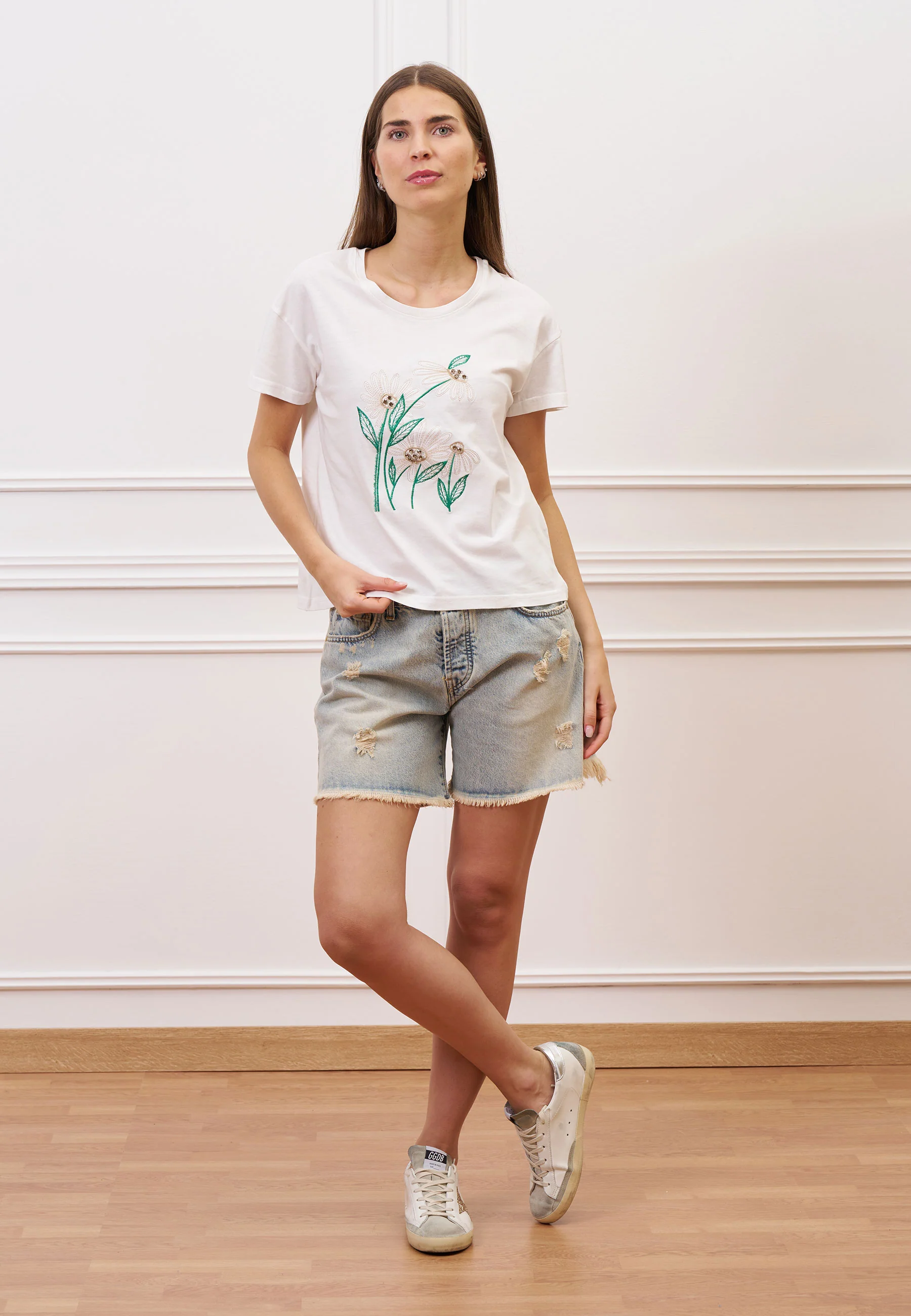 T-shirt con fiori ricamati - AVORIO - Image 2