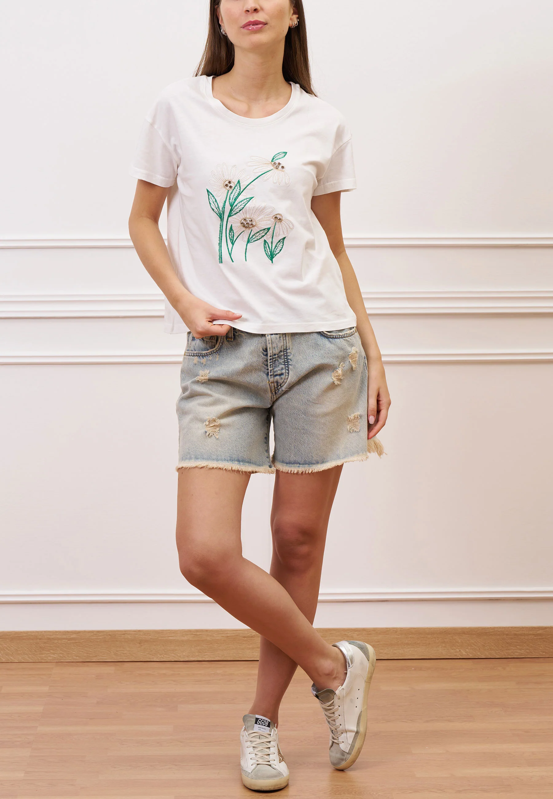 T-shirt con fiori ricamati - AVORIO - Image 3