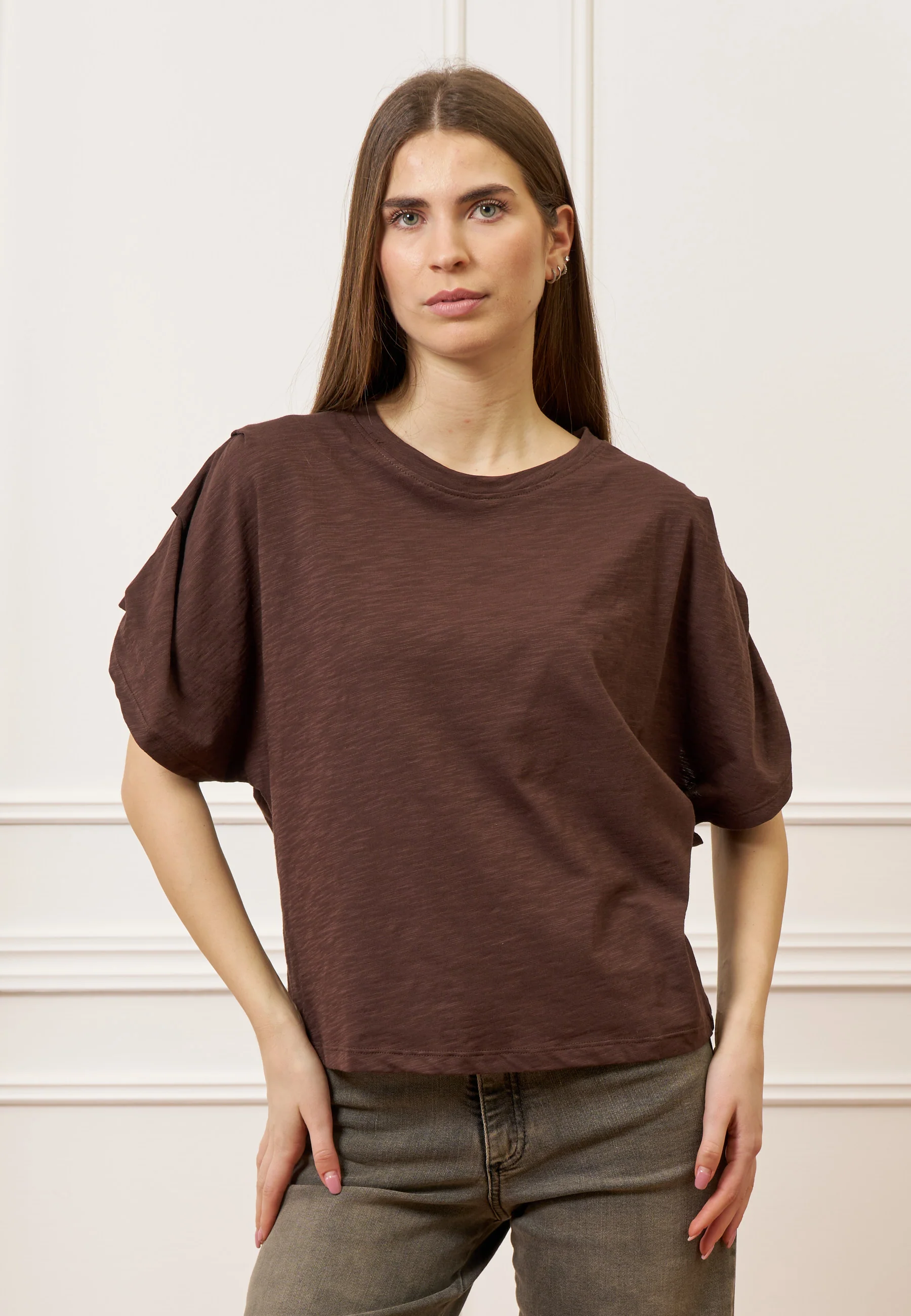 T-shirt con pieghe maniche - MARRONE