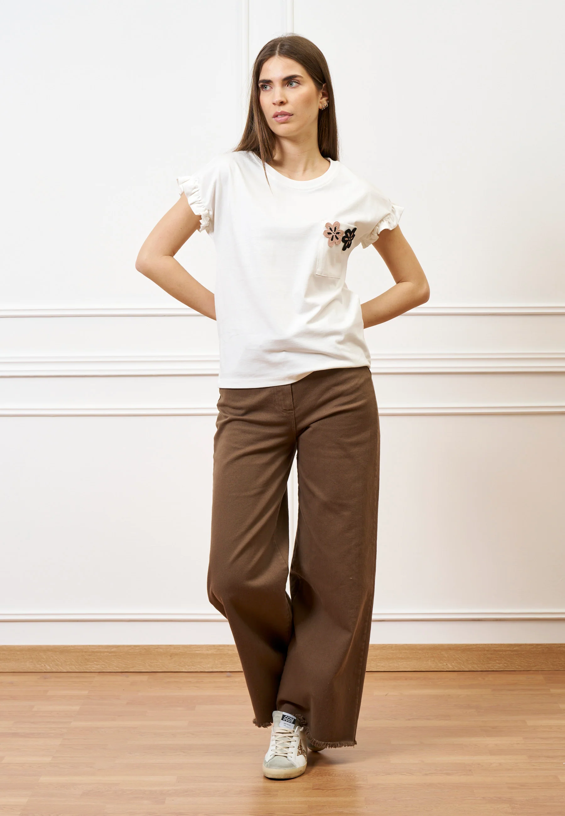 T-shirt con rouches e applicazione - AVORIO - Image 2