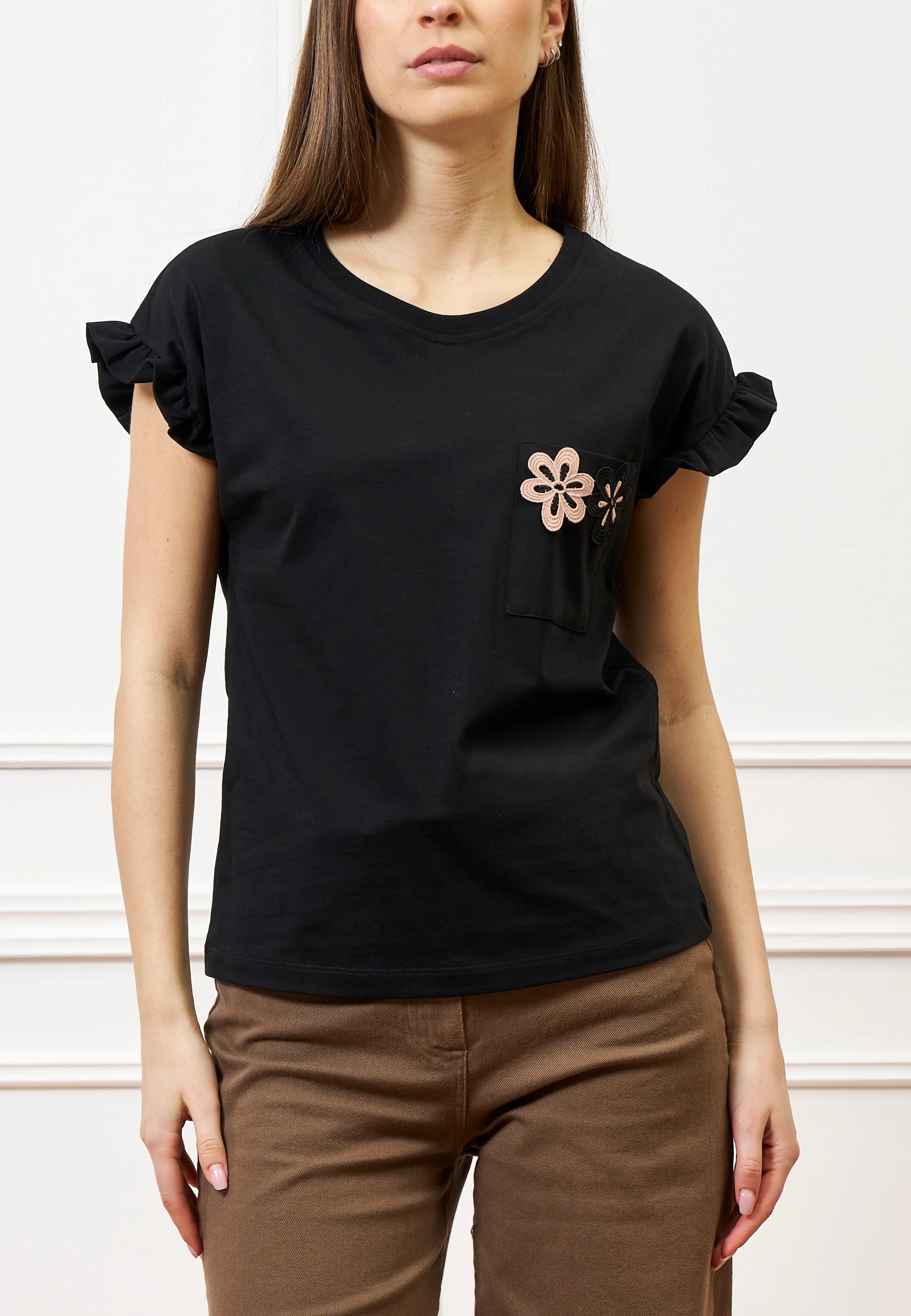T-shirt con rouches e applicazione - NERO