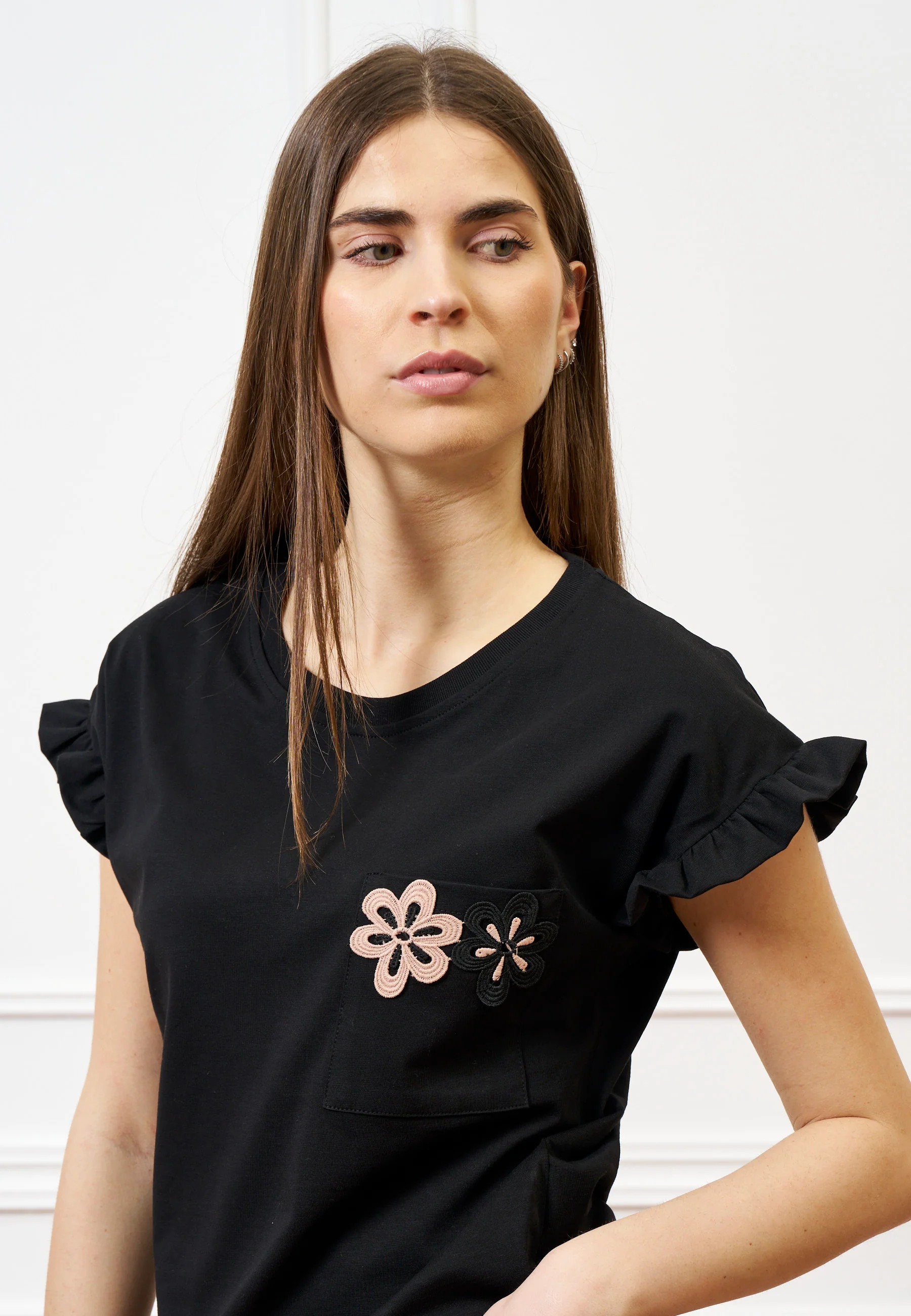 T-shirt con rouches e applicazione - NERO - Image 2